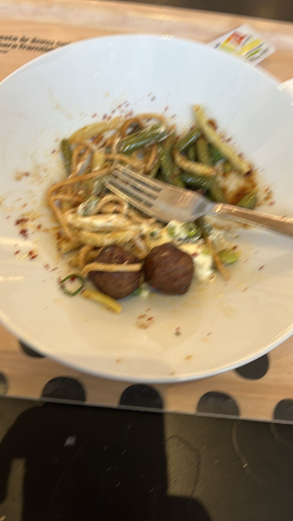 Pasta med köttbullar och grönsaker