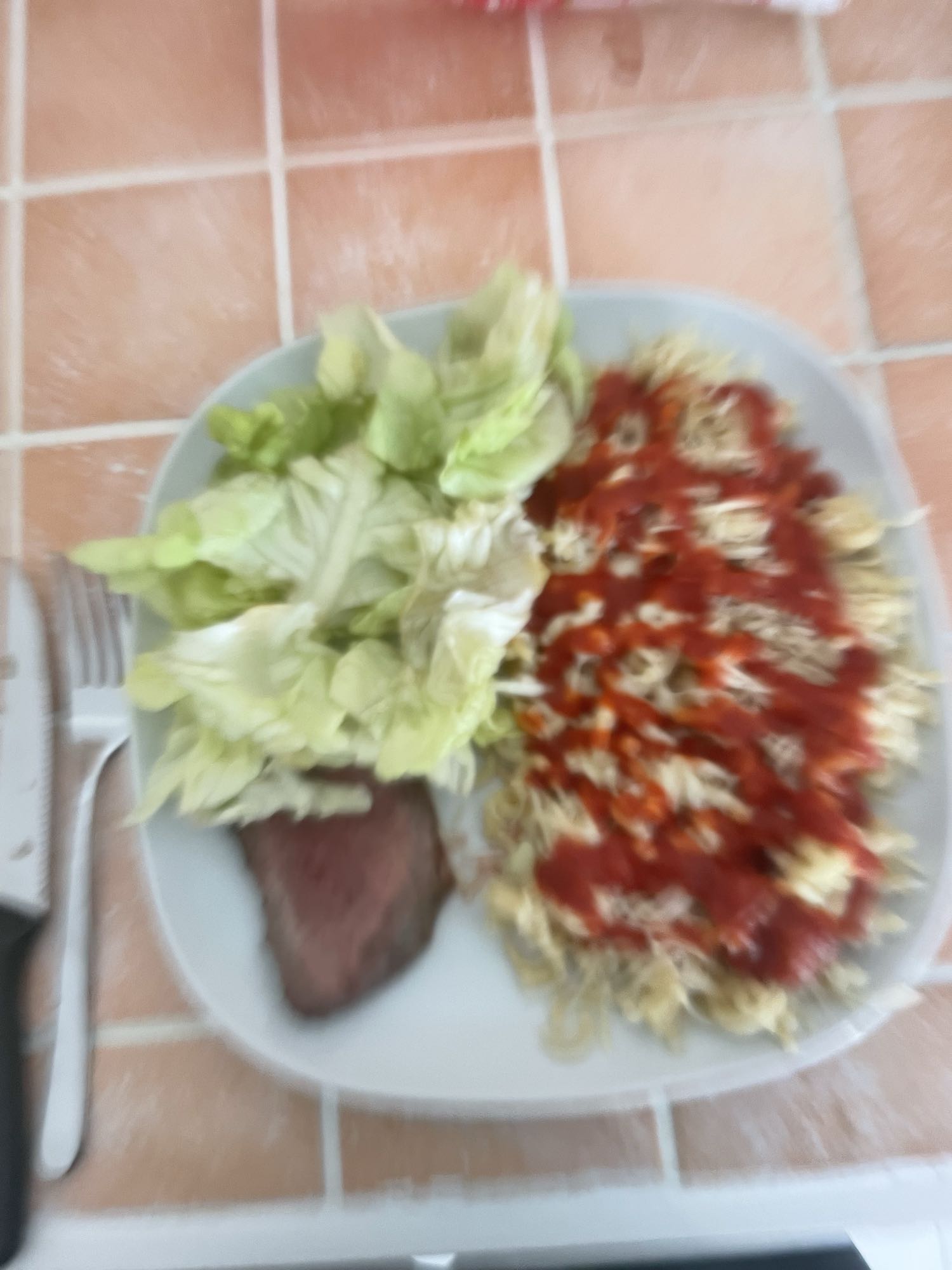 Pâtes, steak et salade
