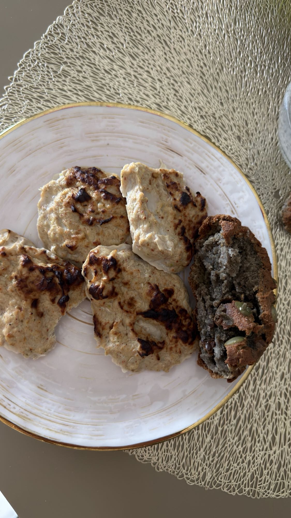 Куриные котлеты и хлеб из чечевицы