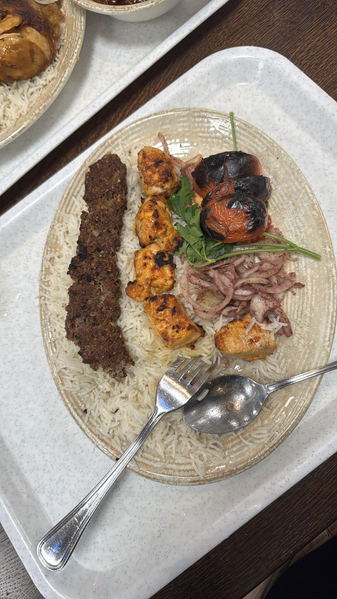 Kebab med ris och grönsaker