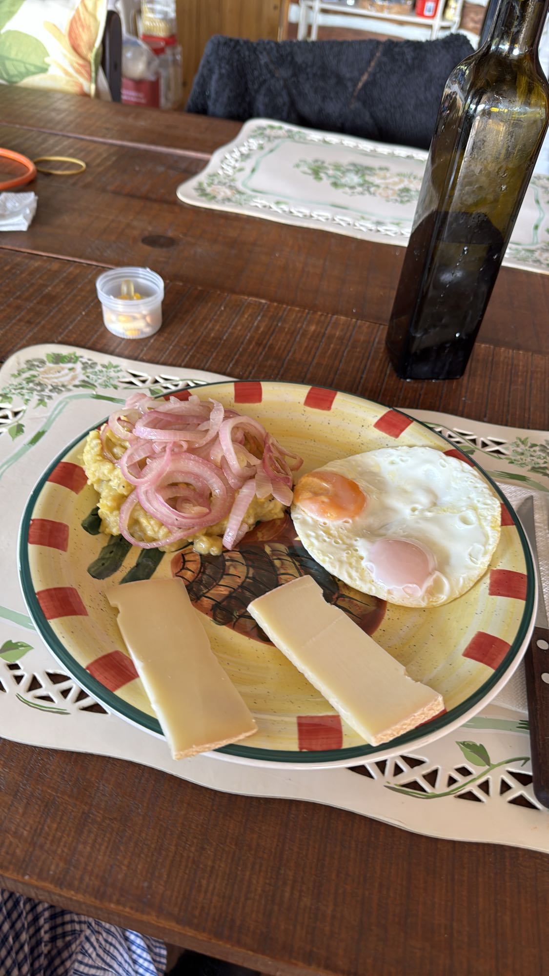 Desayuno con huevo y queso