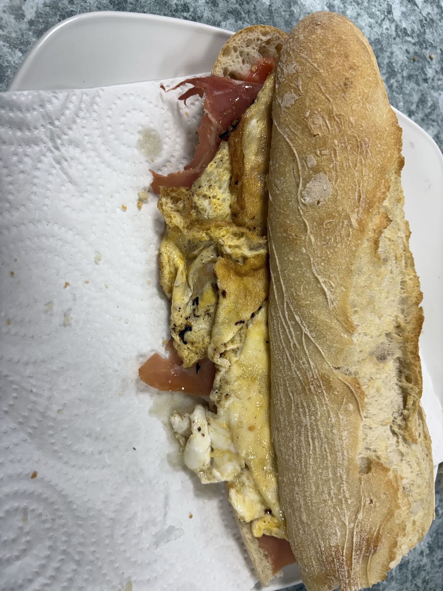 Bocadillo de jamón y huevo