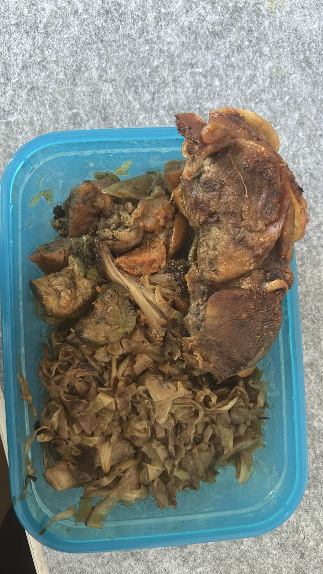 cerdo con verduras y repollo