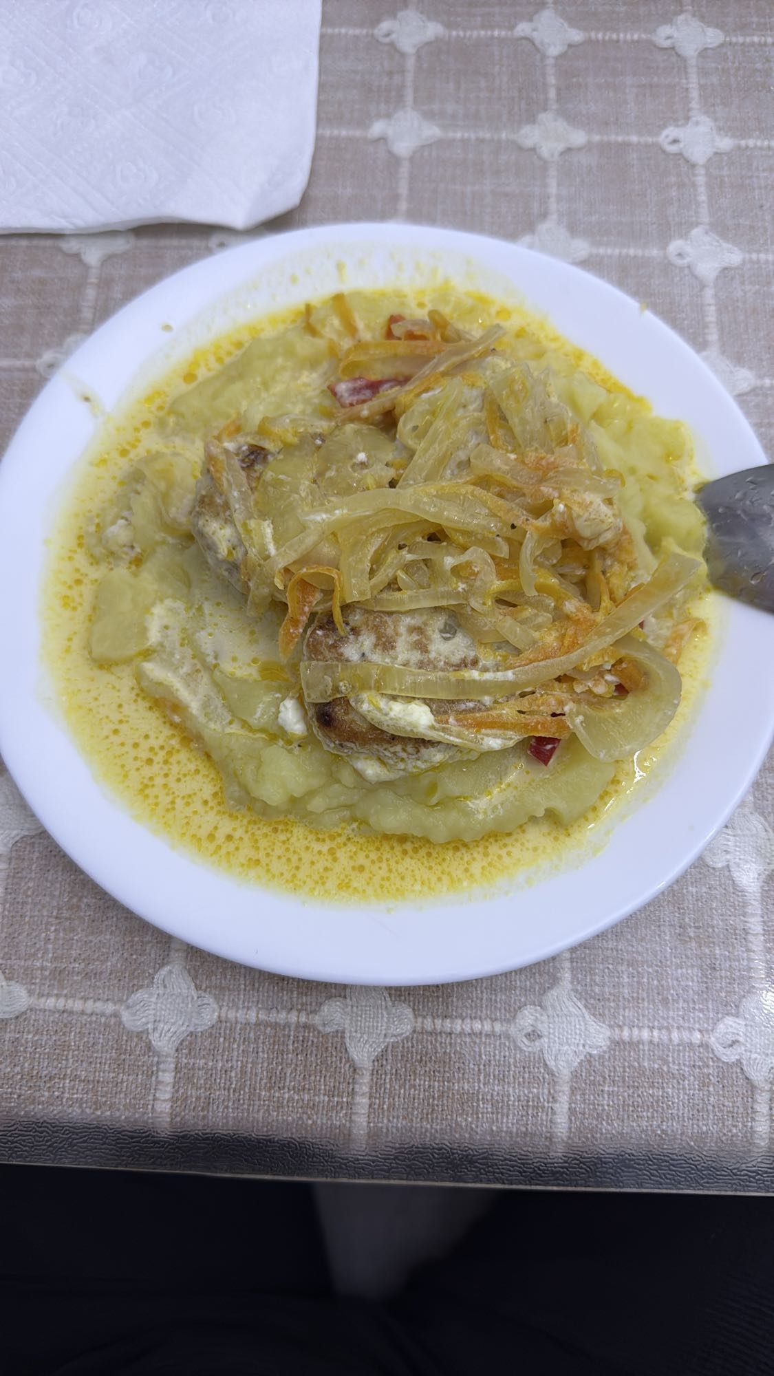 Котлета с пюре и подливой