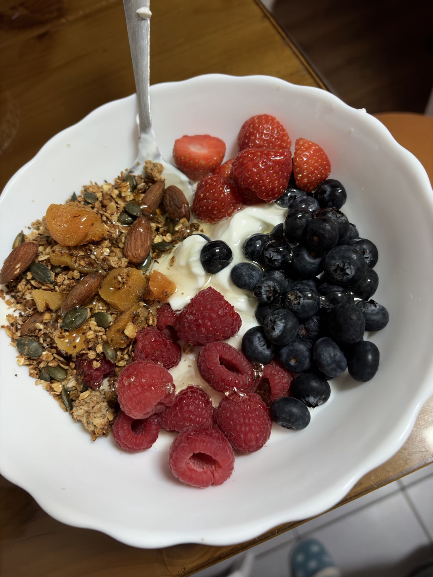 Iaurt grecesc natural cu fructe de pădure și granola făcută în casă fără zahăr și sirop de agave