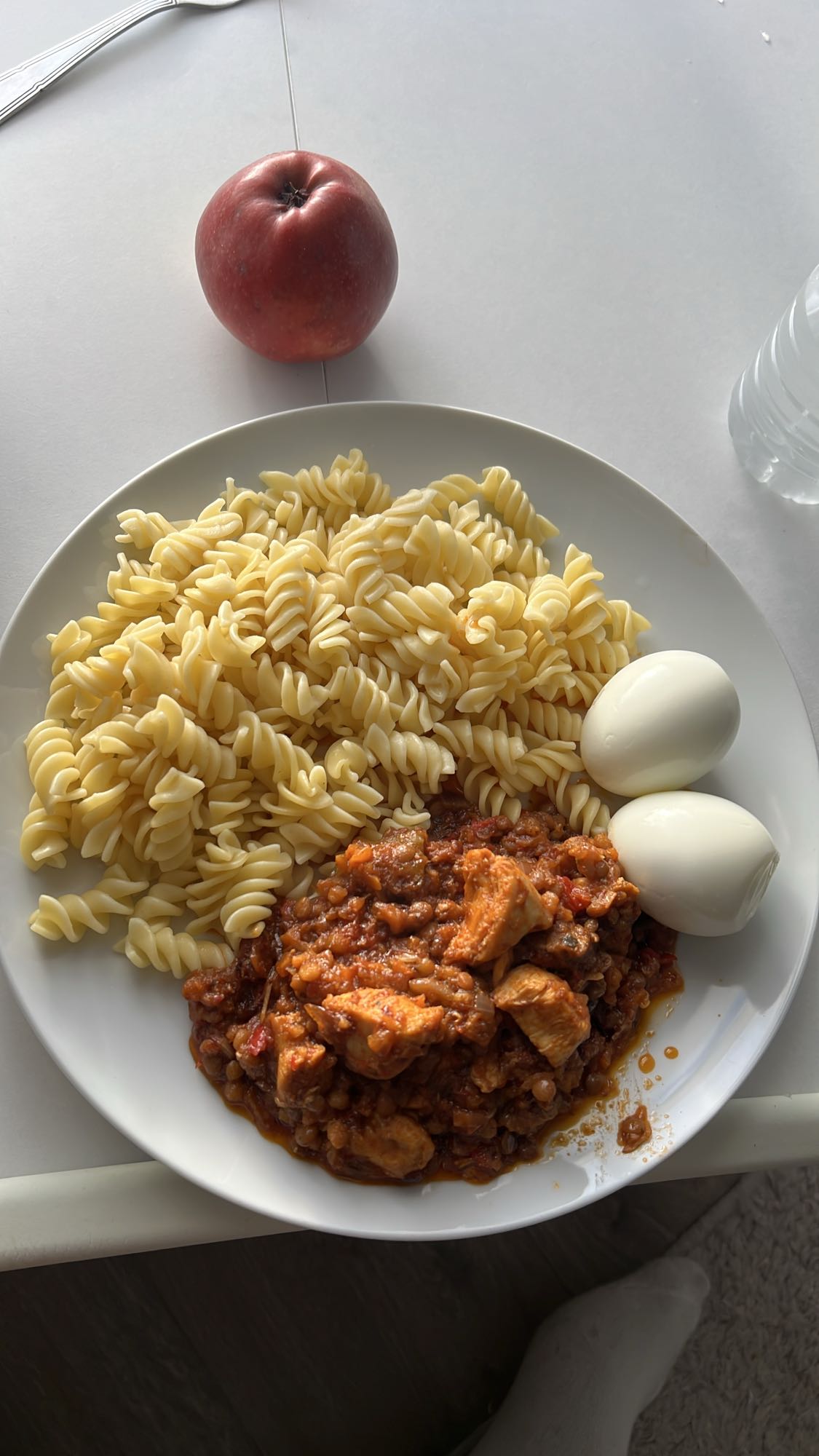 Pâtes avec œufs et ragoût