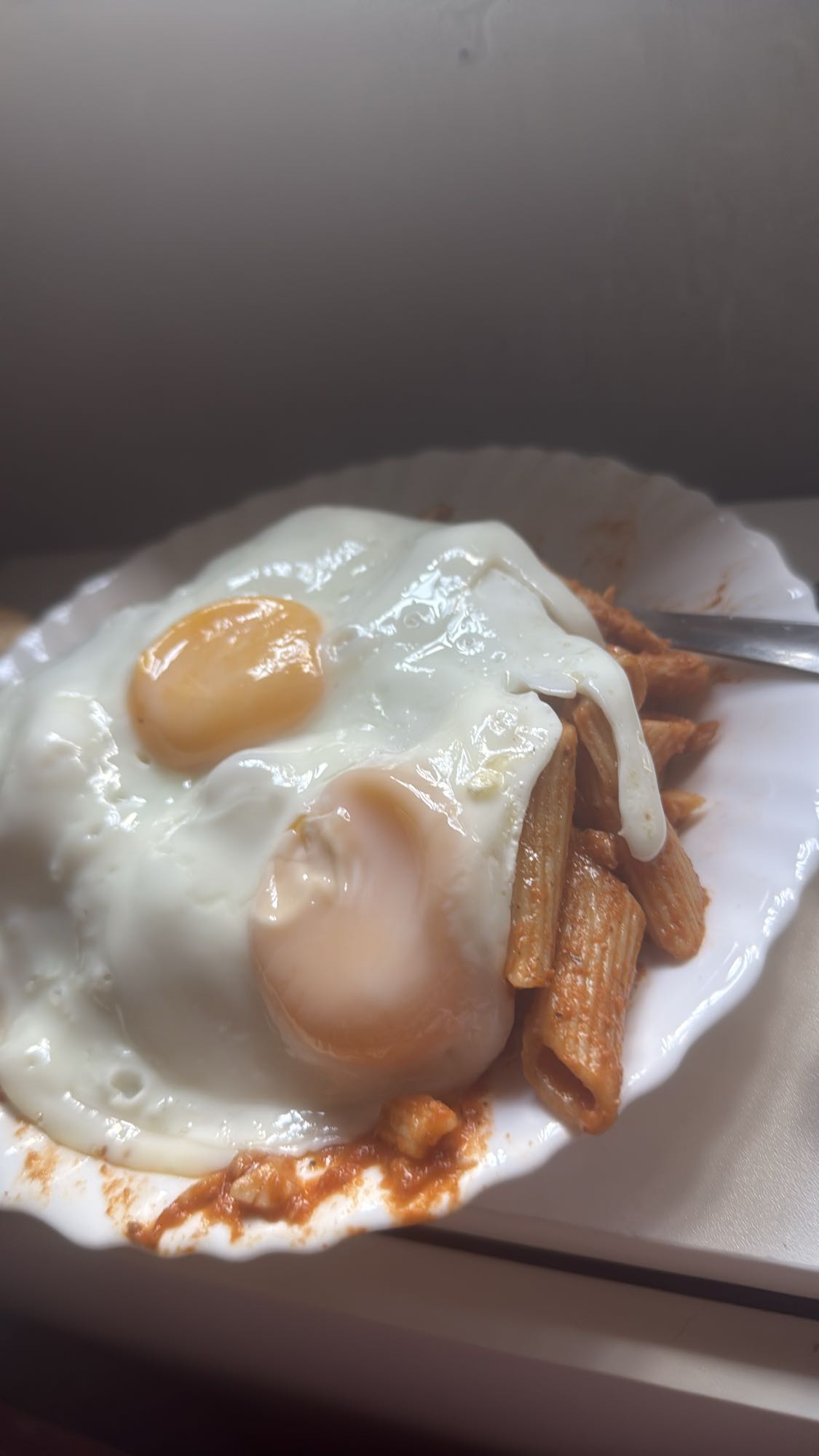 Macarrones integrales con carne de pollo y huevos a la plancha