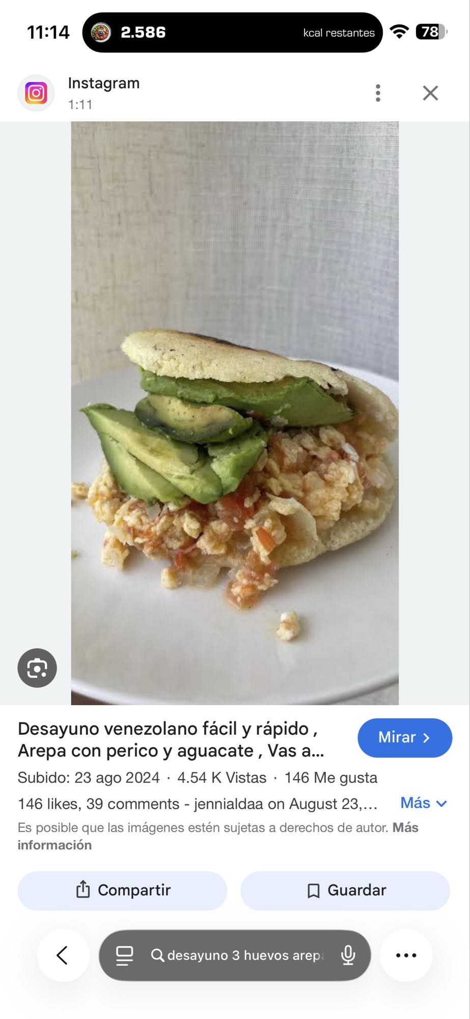 Arepa con perico y aguacate