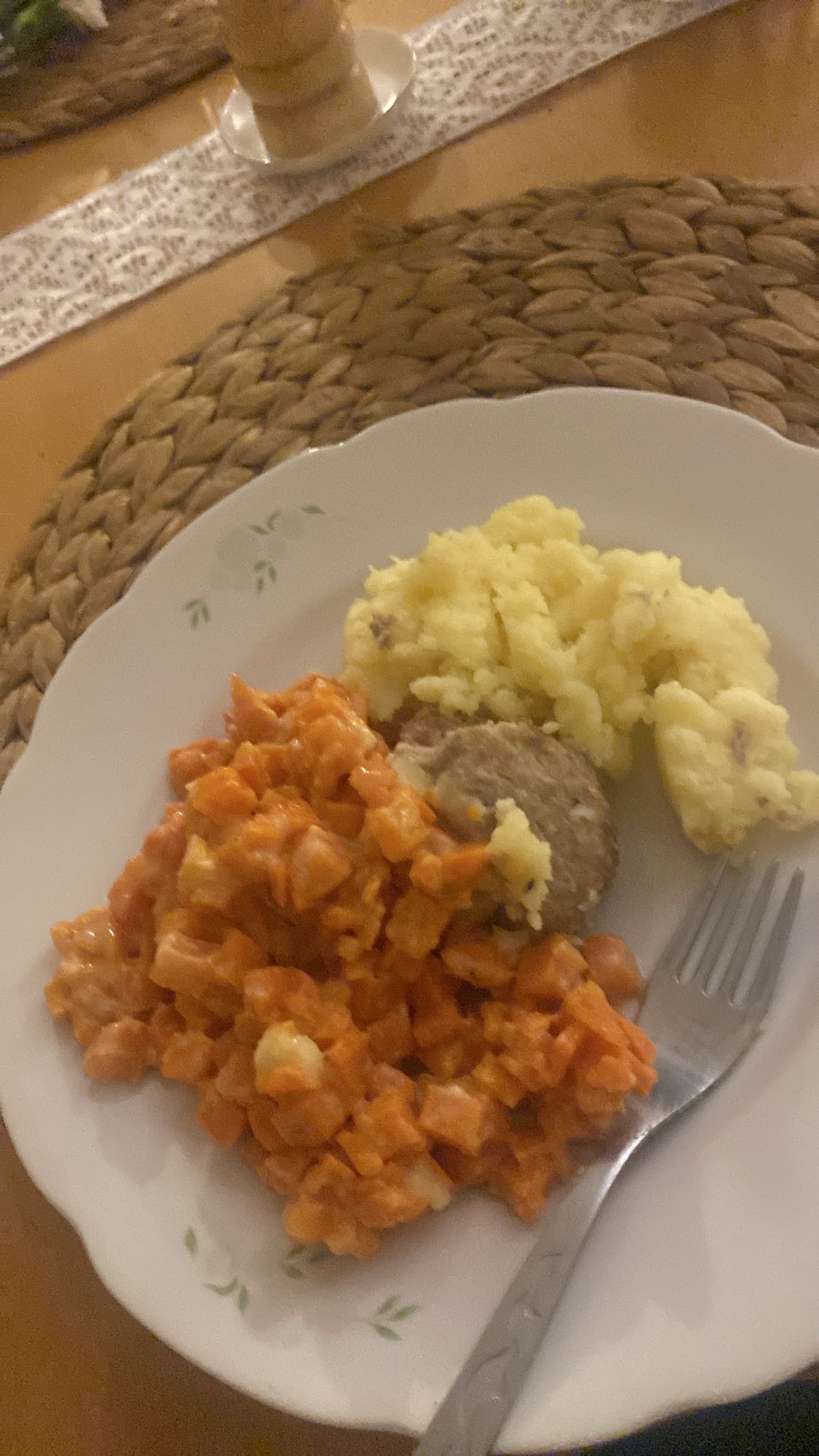 Gulasz z ziemniakami i kotletem