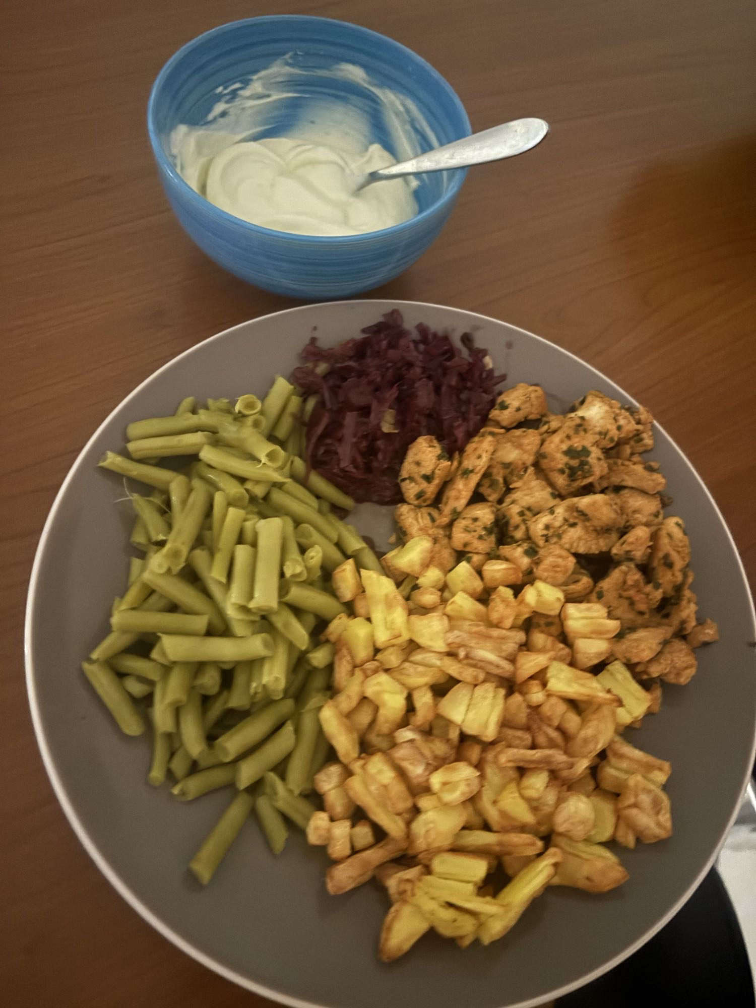 Poulet, haricots, pommes, chou