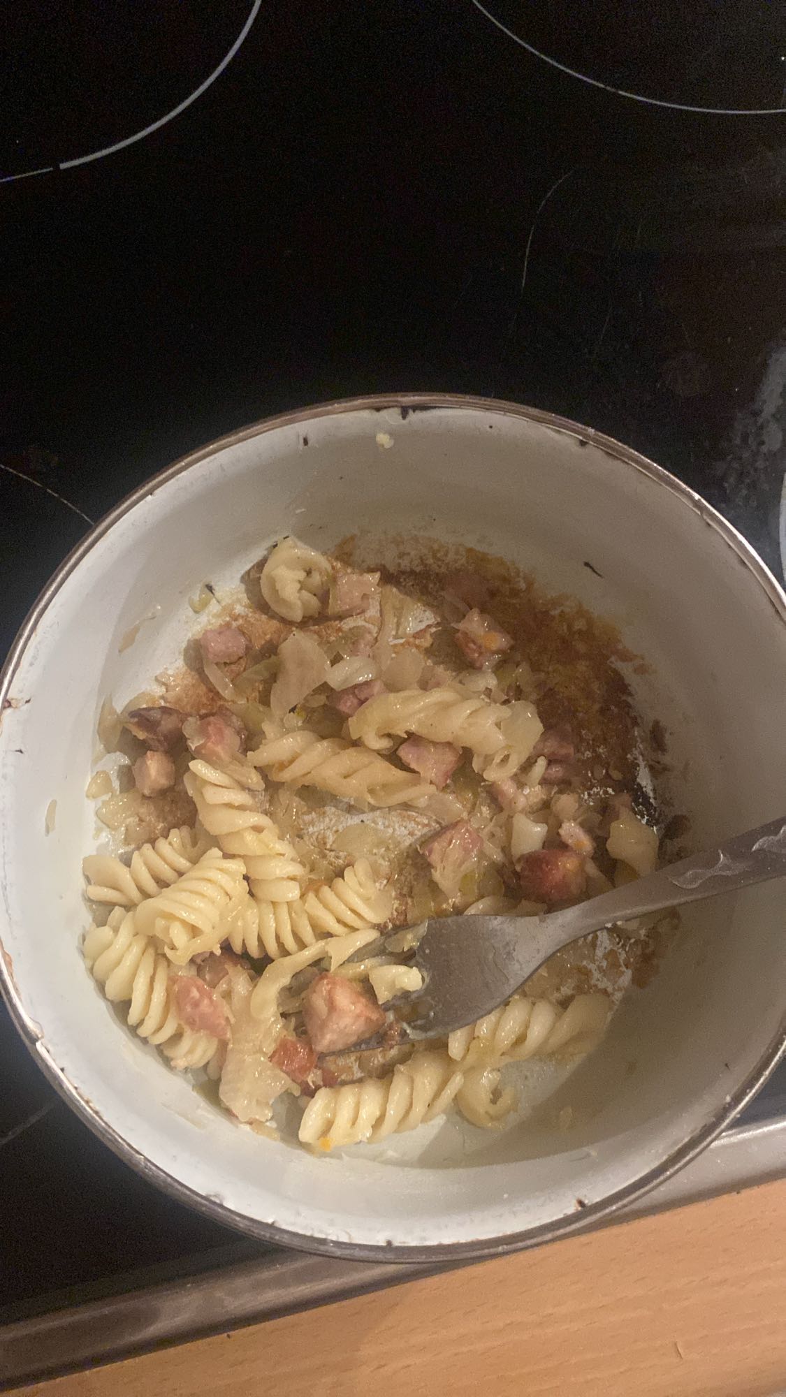 makaron z kiełbasą i cebulą