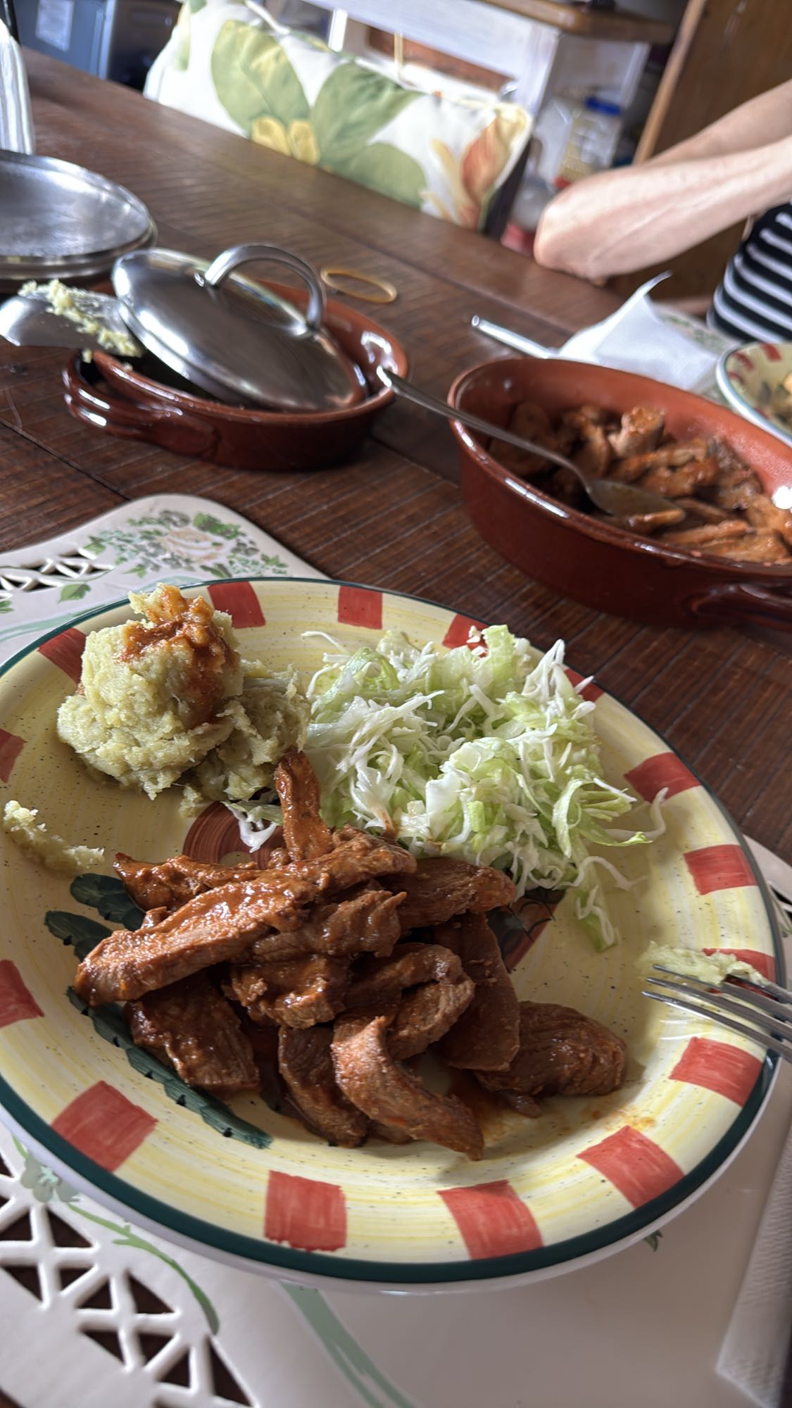 Carne guisada con ensalada