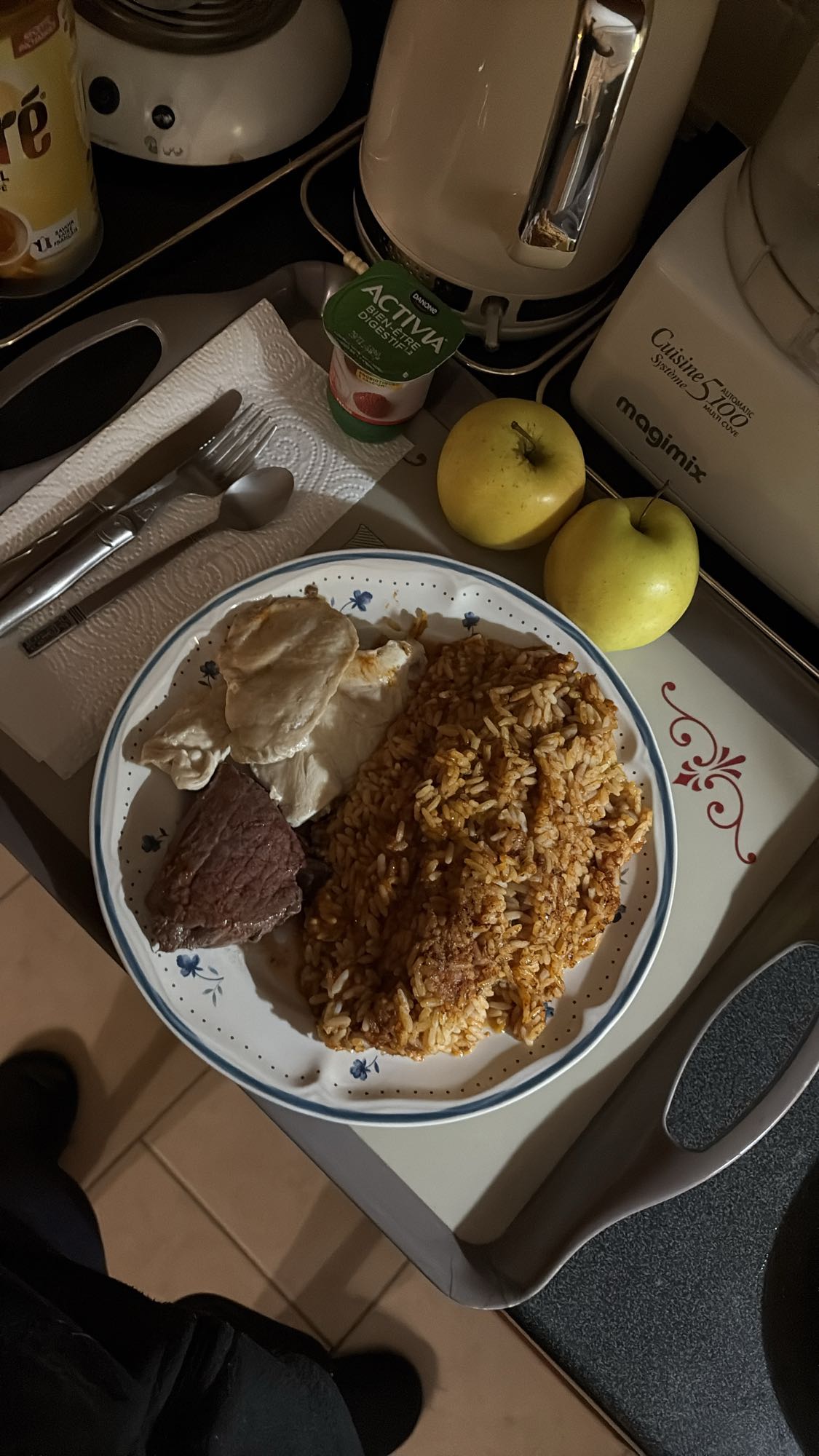 Riz, steak, œufs, fruits