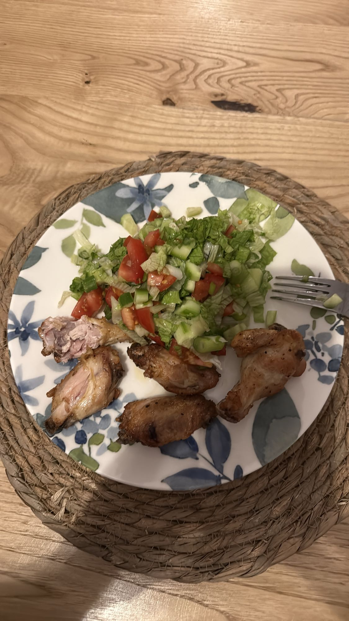 Tavuk kanat ve salata