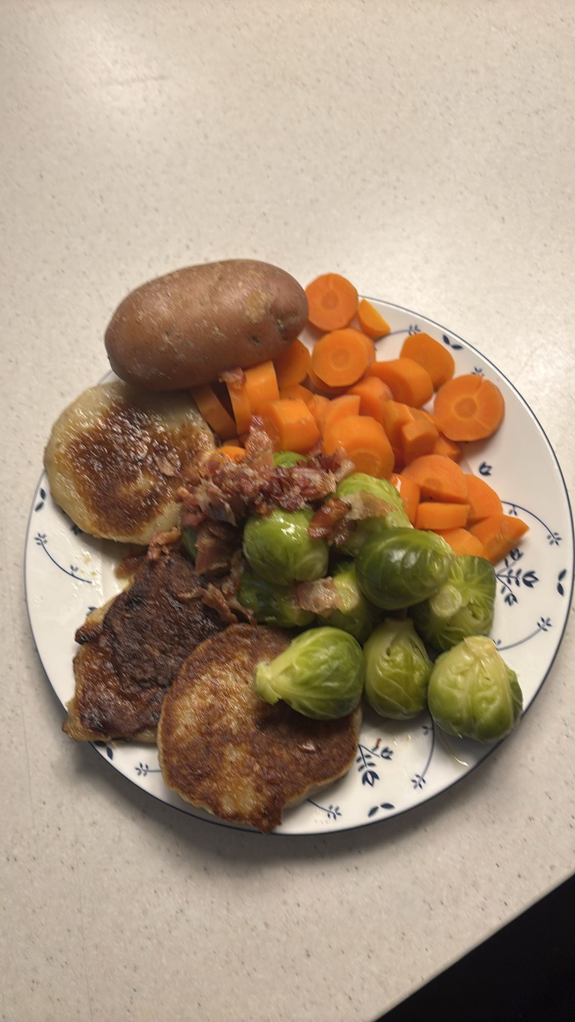 Hjemmelagede fiskekaker med gulrot og rosenkål