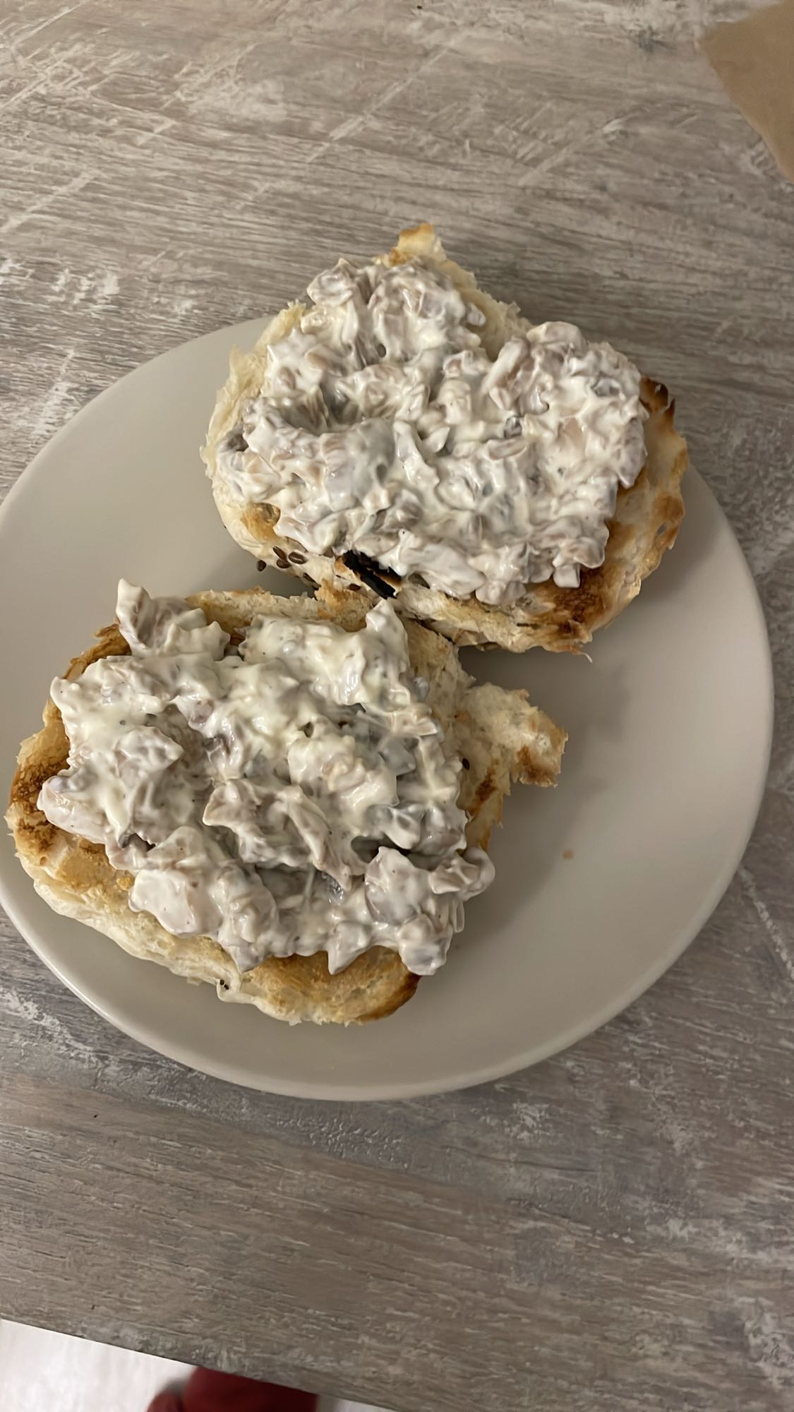 Chiflă cu carne și maioneză