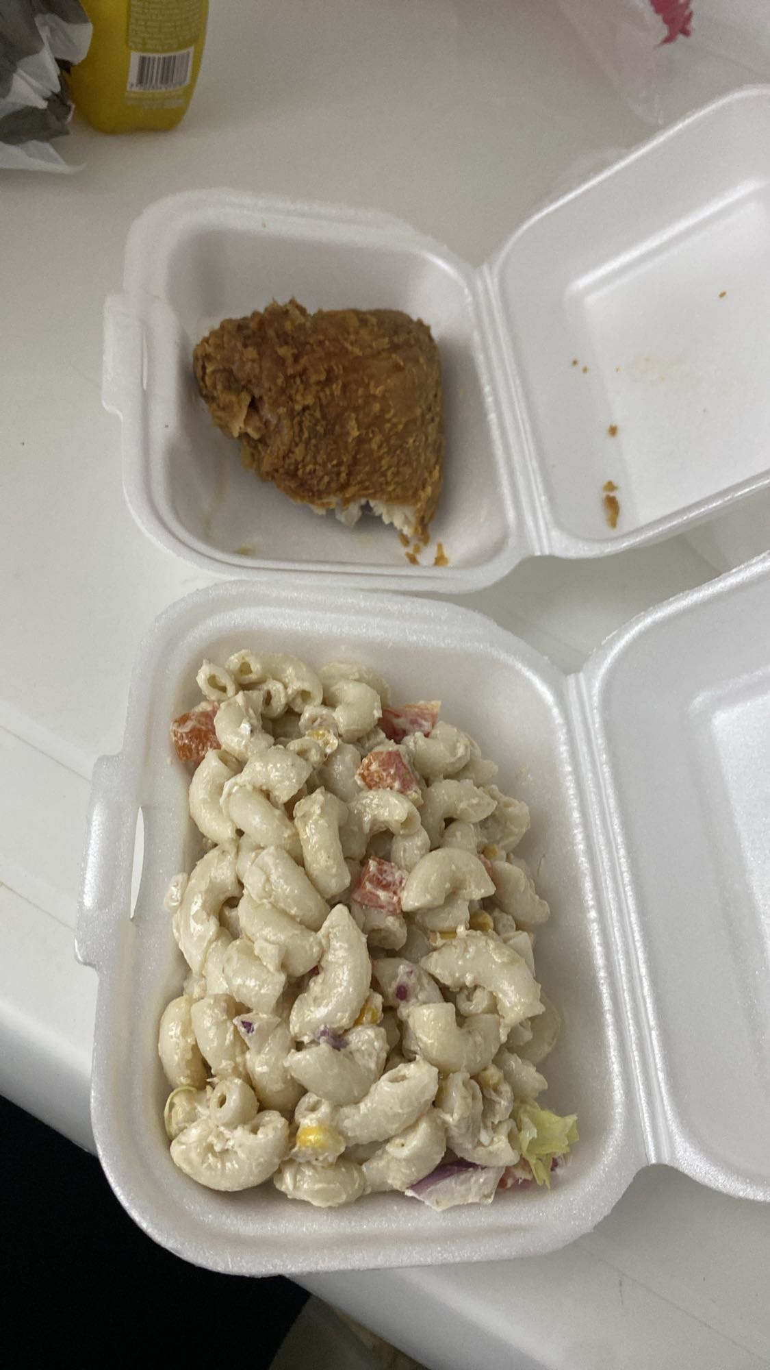 Pollo frito con ensalada