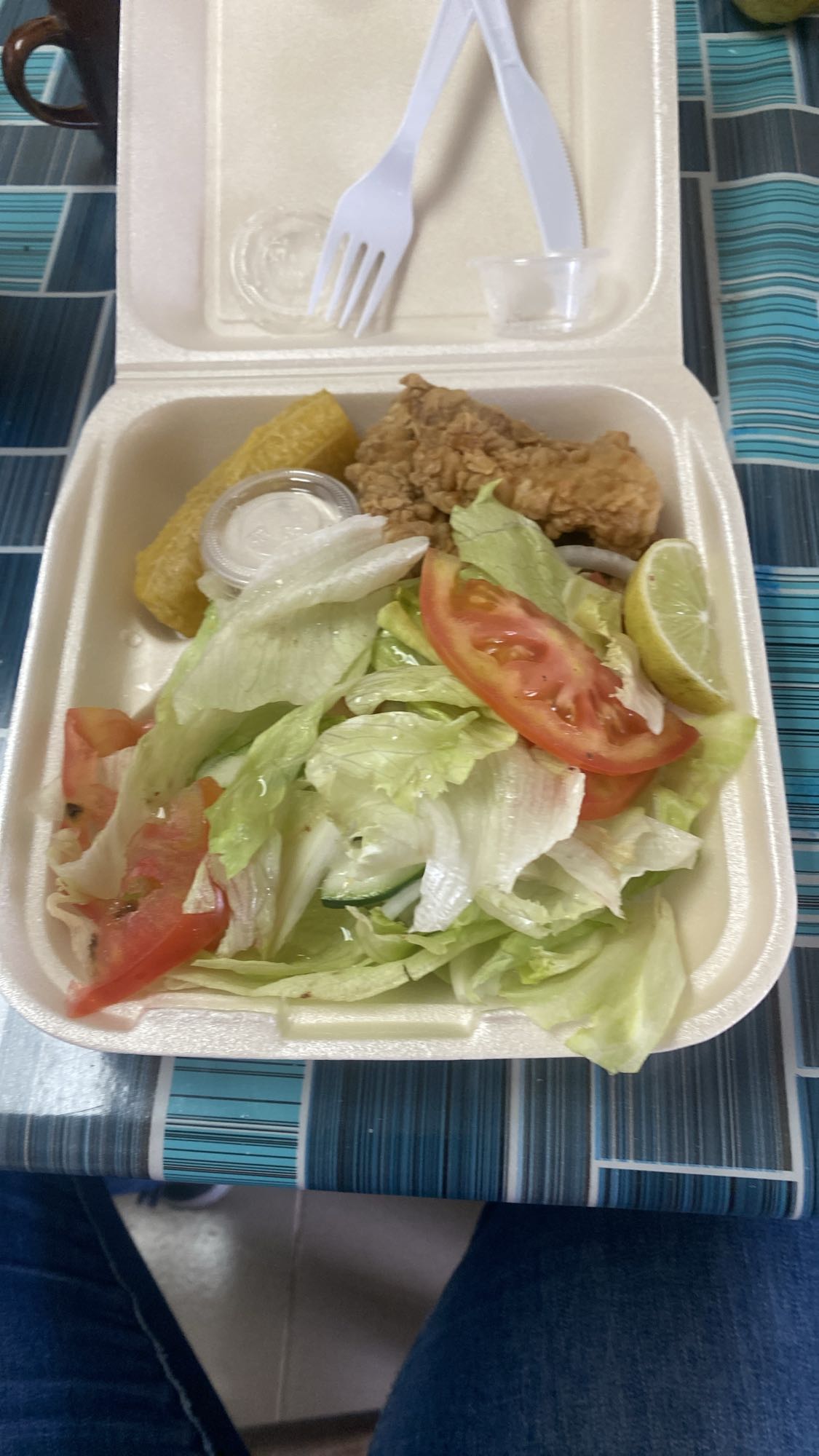 Pollo frito con ensalada