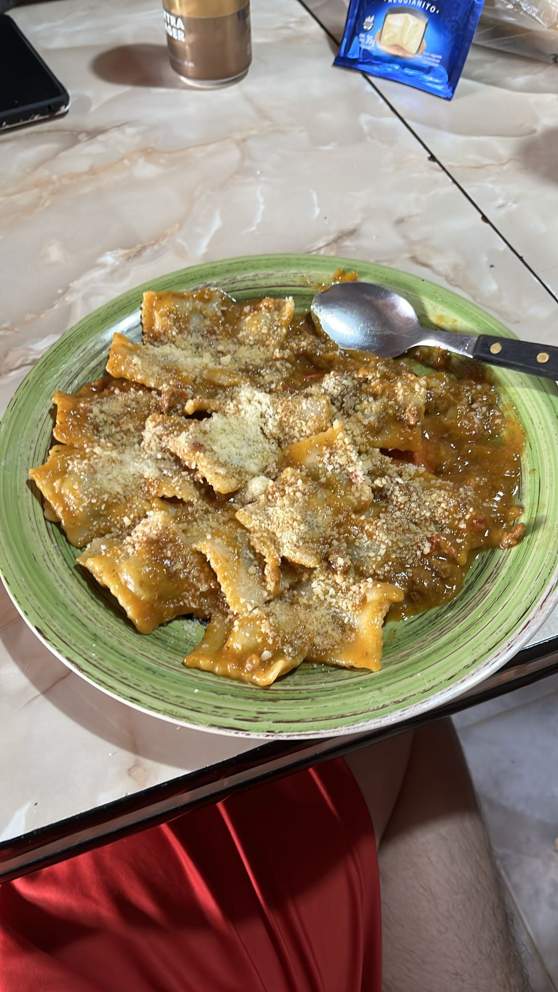 ravioles con salsa y queso