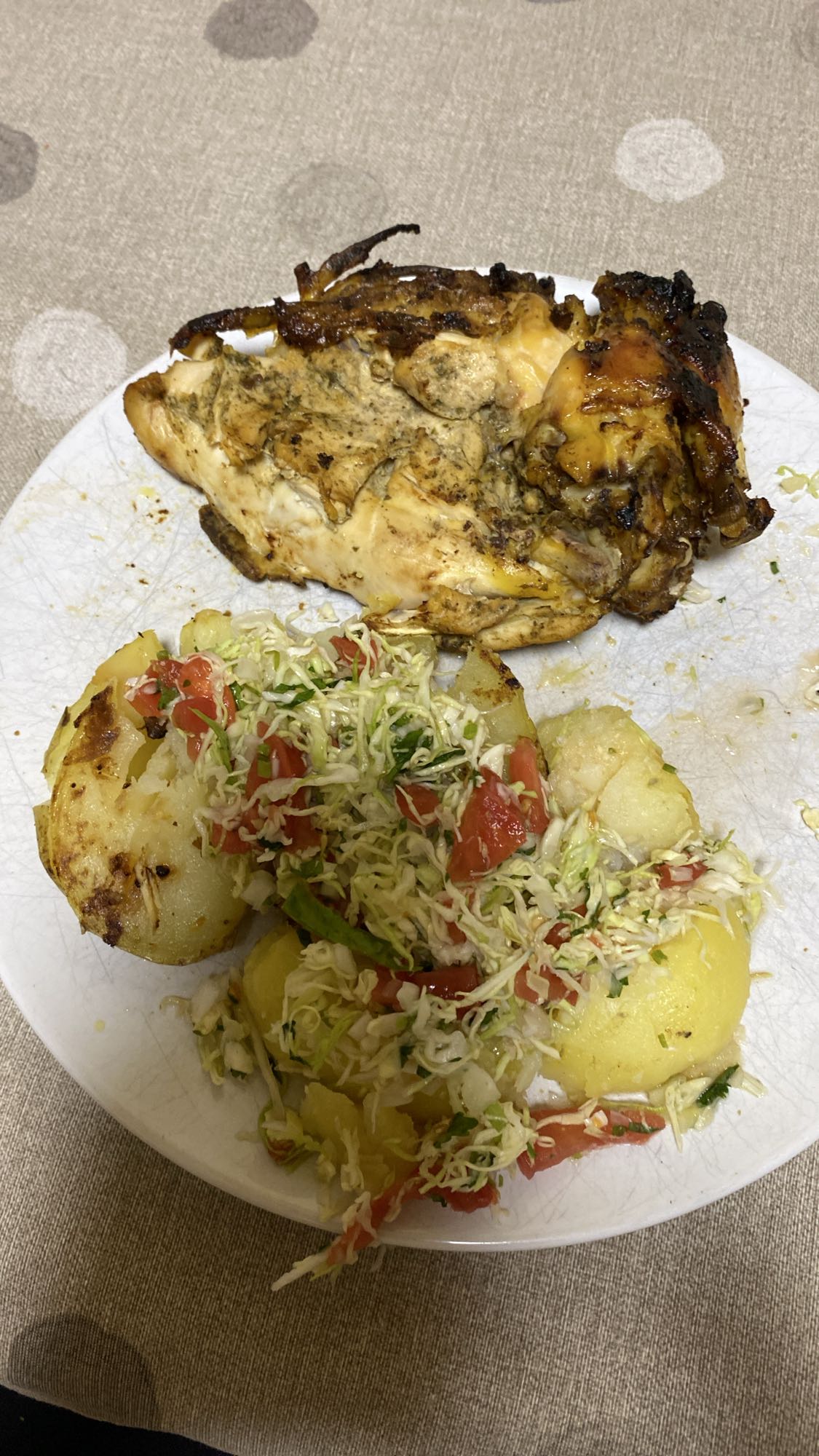 Pollo asado con papas y ensalada