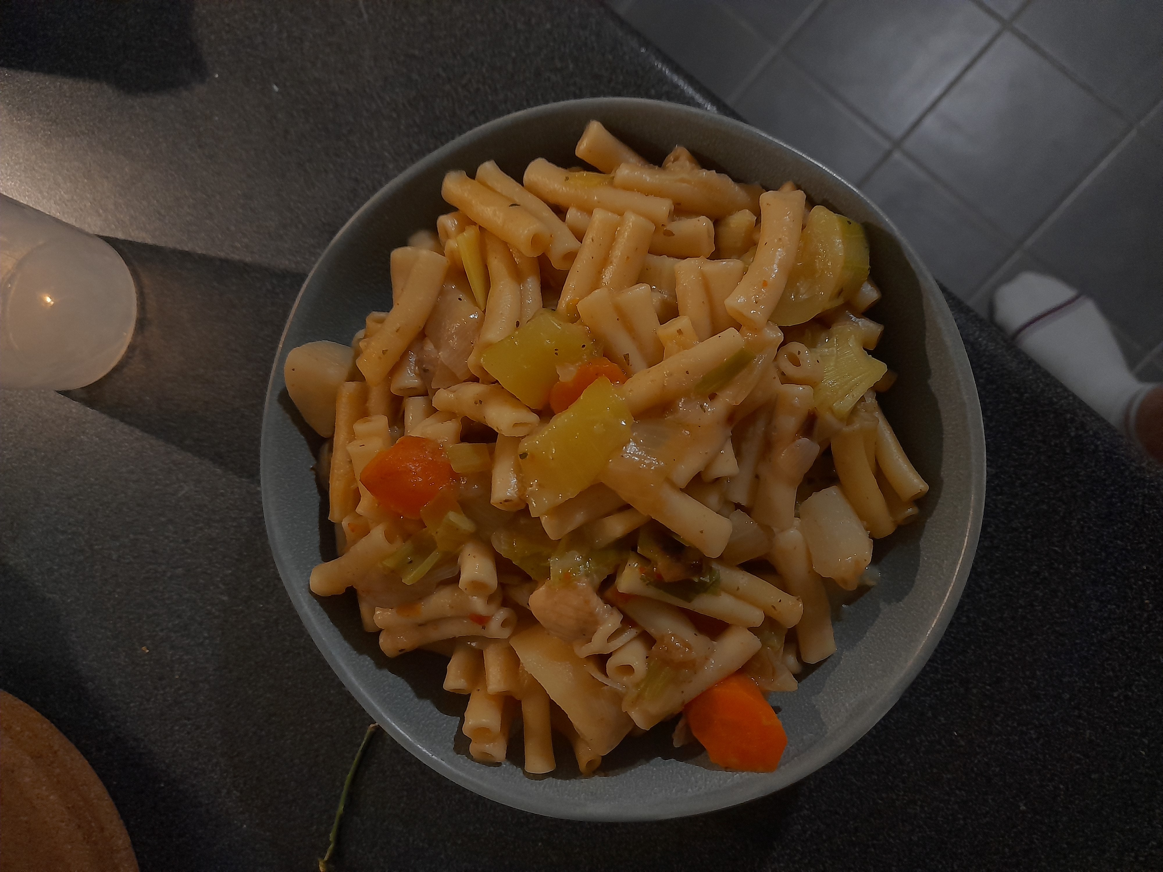 Pâtes aux légumes avec morceaux de poulet