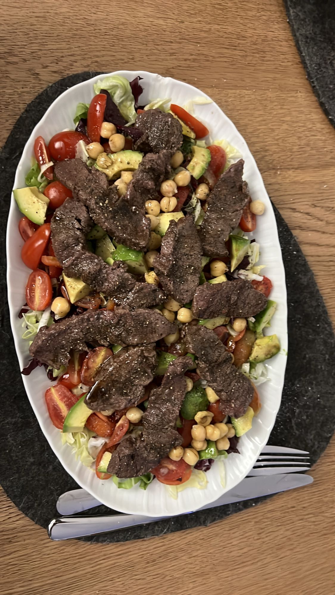 Biftekli Nohutlu Salata