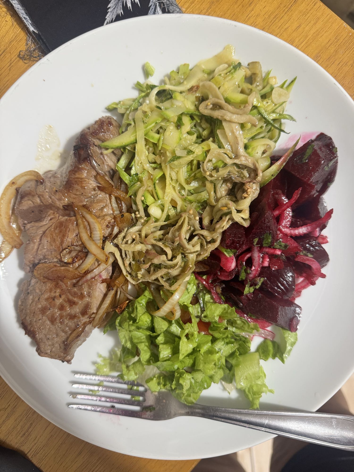 Carne com legumes e salada