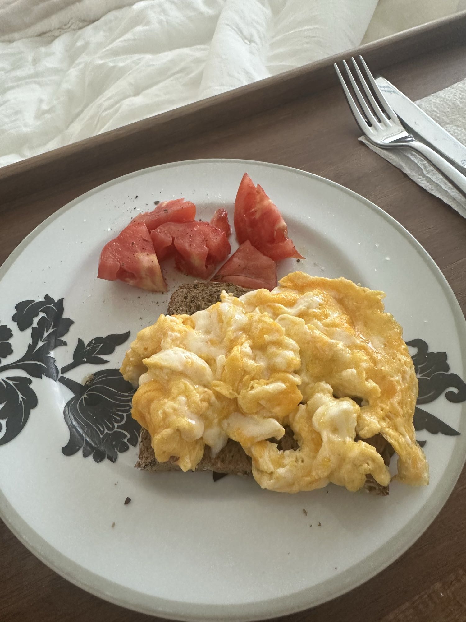 Huevos revueltos con pan y tomate