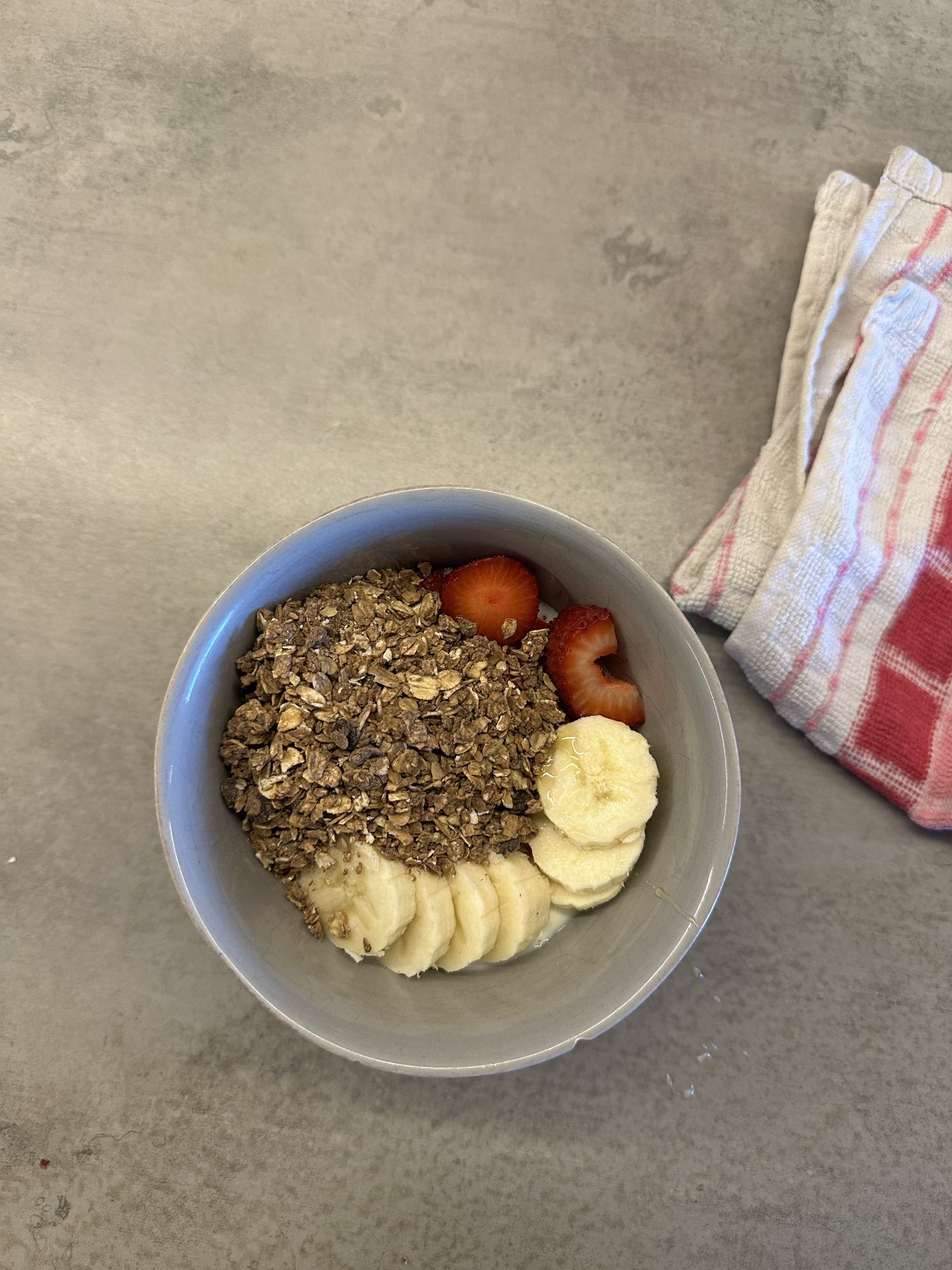 Tazón de granola y frutas