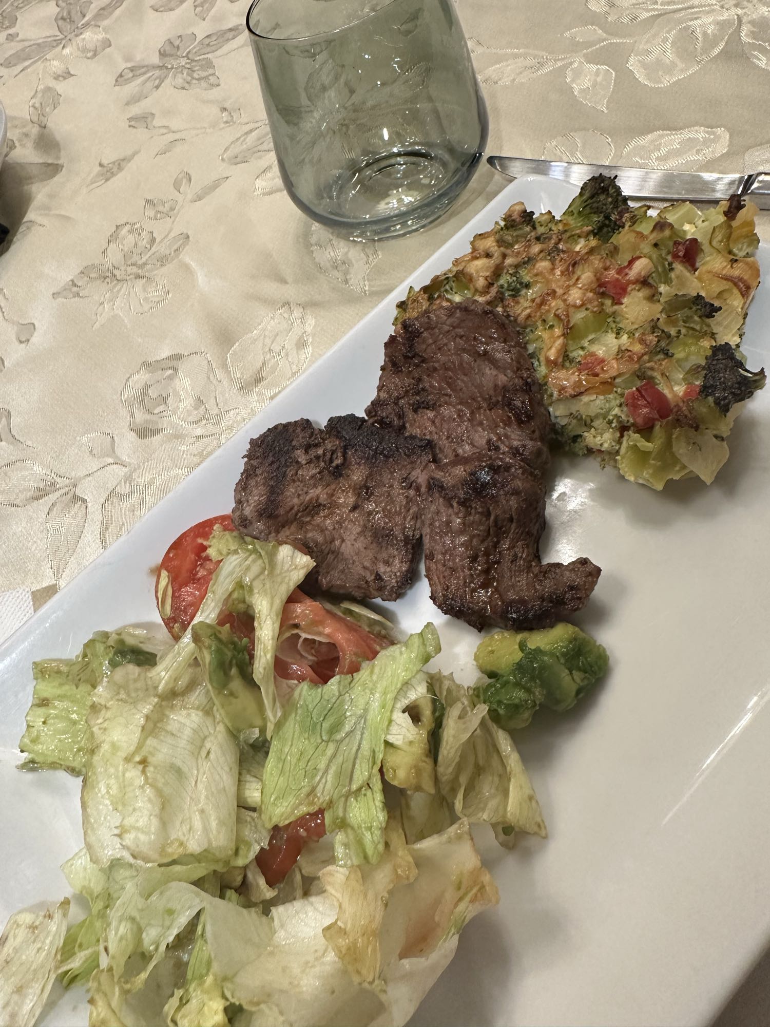 Carne con ensalada mixta