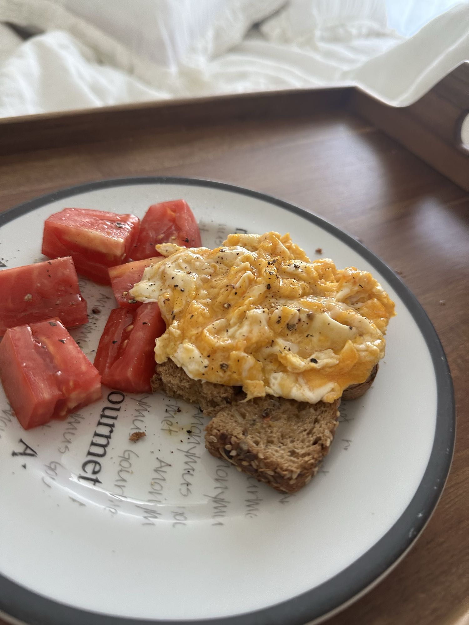 Tostada con huevo y tomate