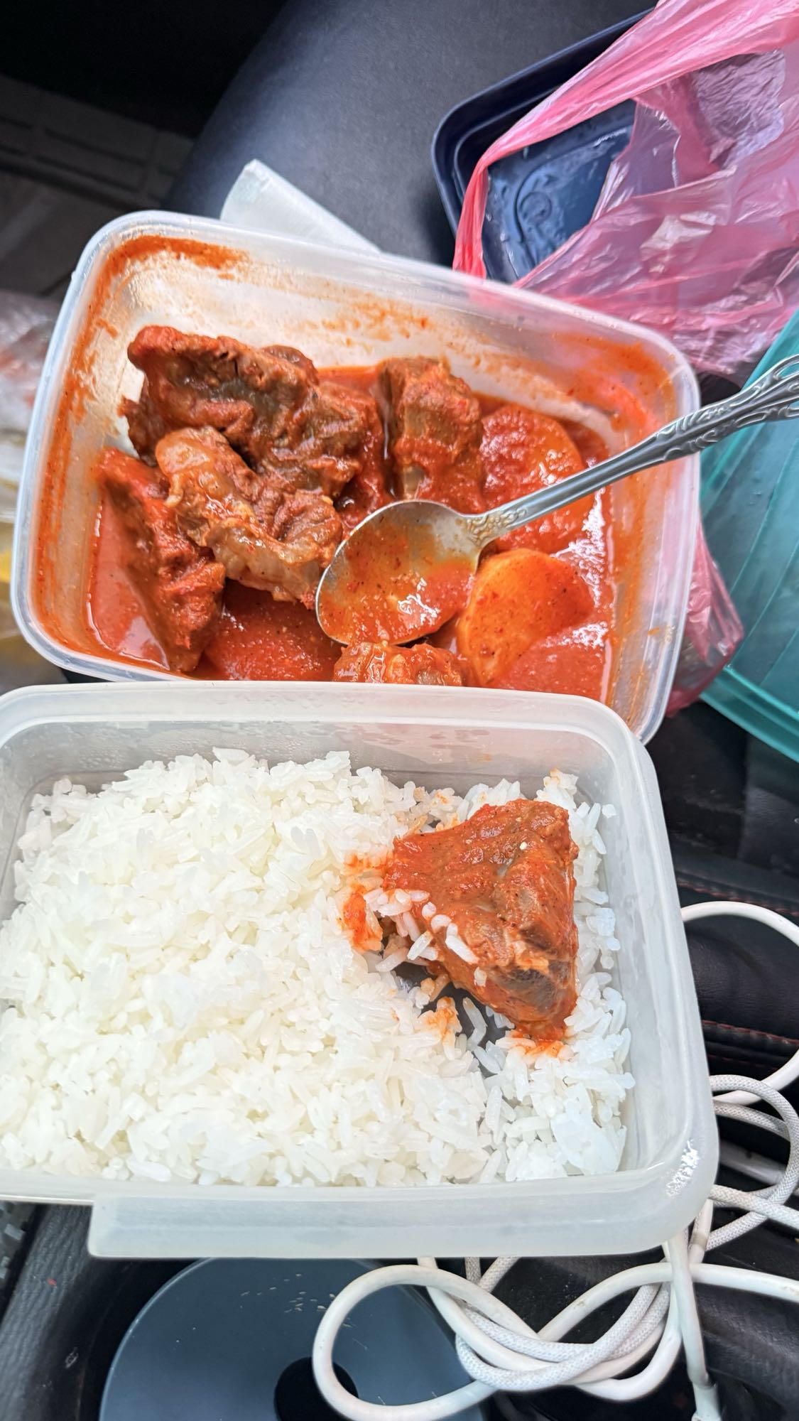 Arroz con carne en salsa