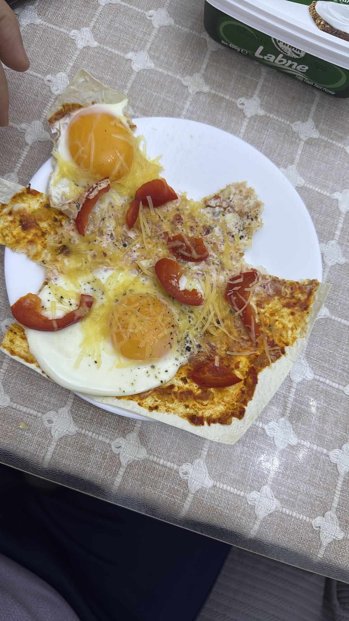 яйца на лаваше с сыром