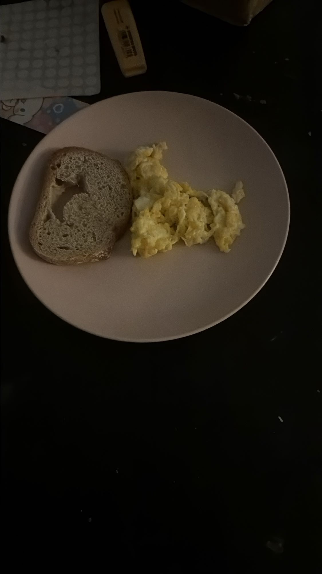 Oeufs brouillés et pain