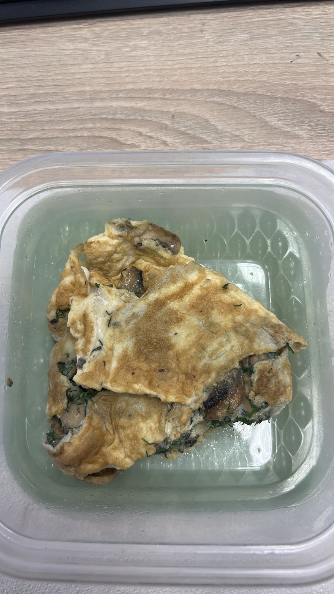 Omletă cu ciuperci și verdeață