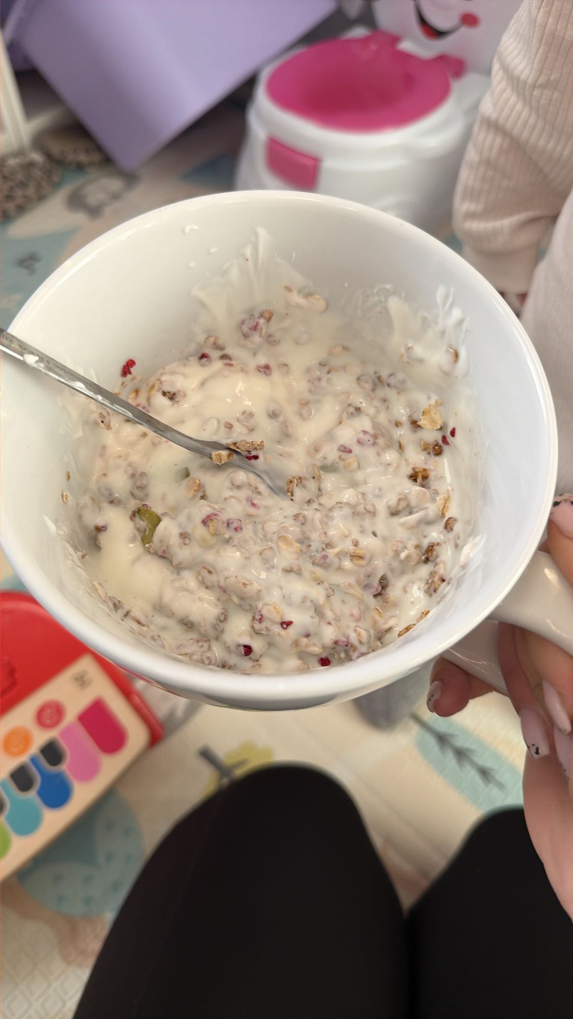 jogurt z musli i owocami