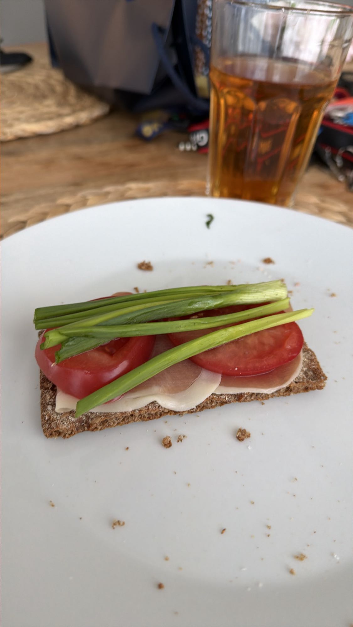 kanapka z szynką i warzywami