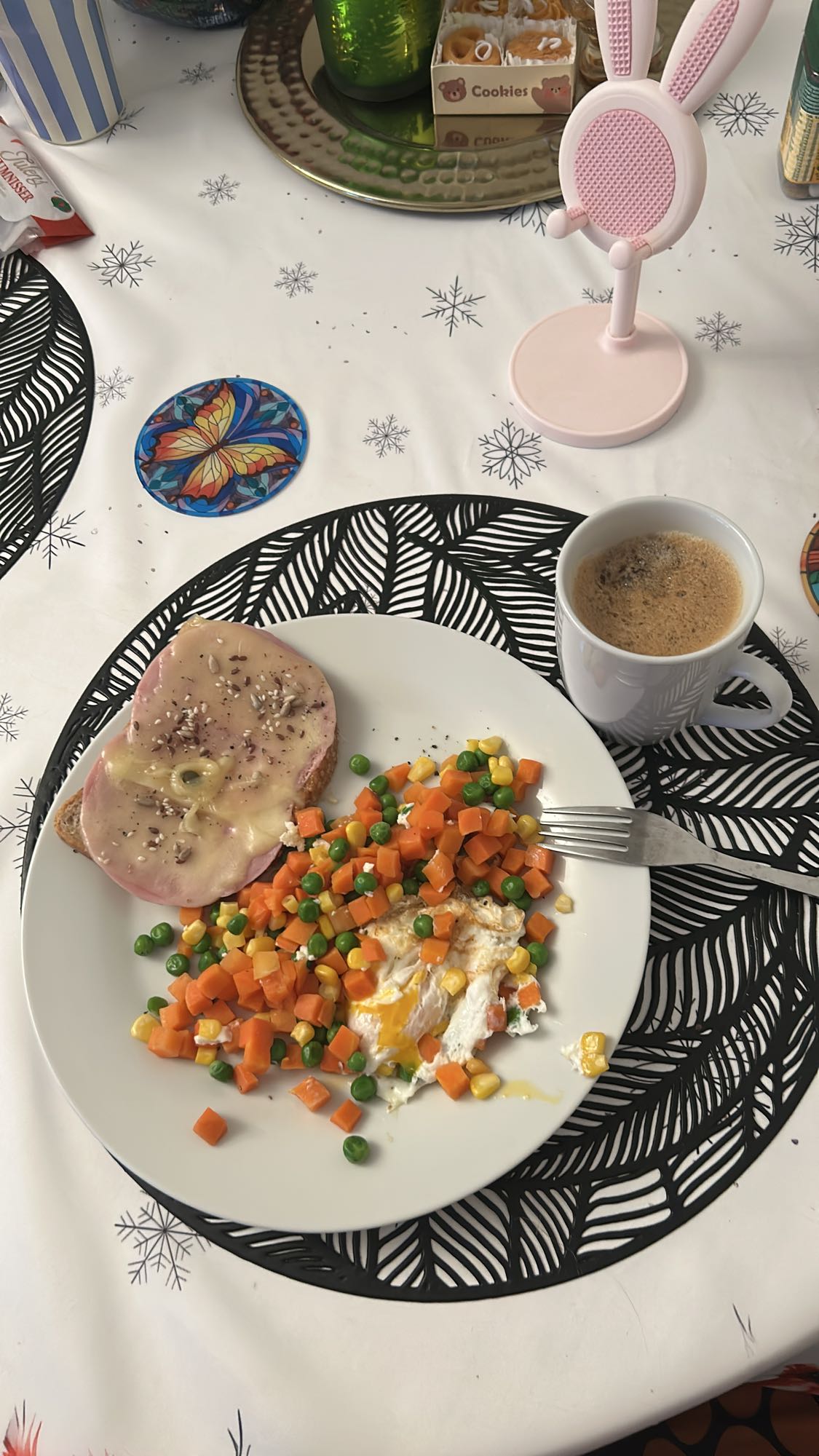 Завтрак с яйцом и тостом