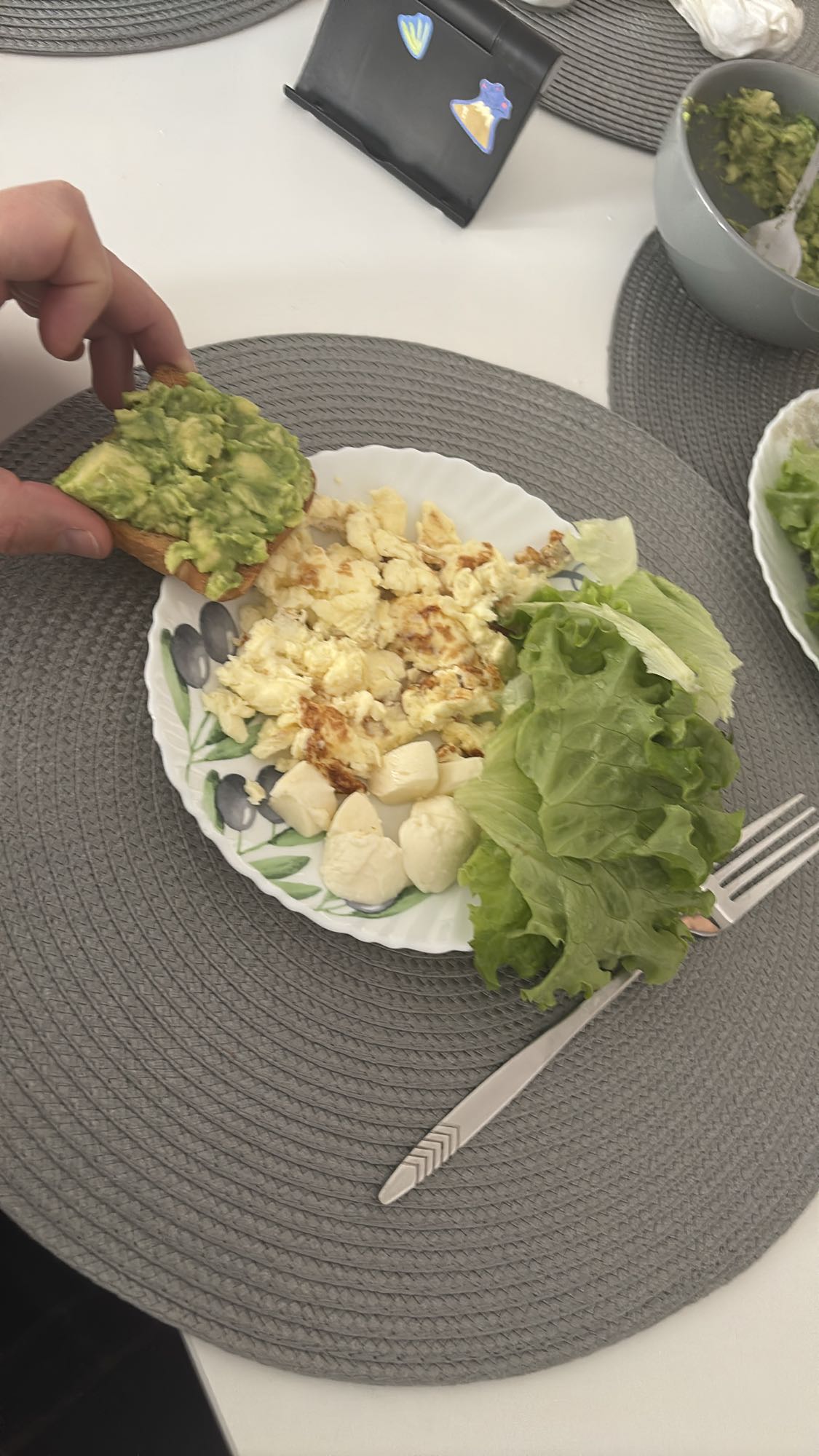 Tost z awokado i jajkiem