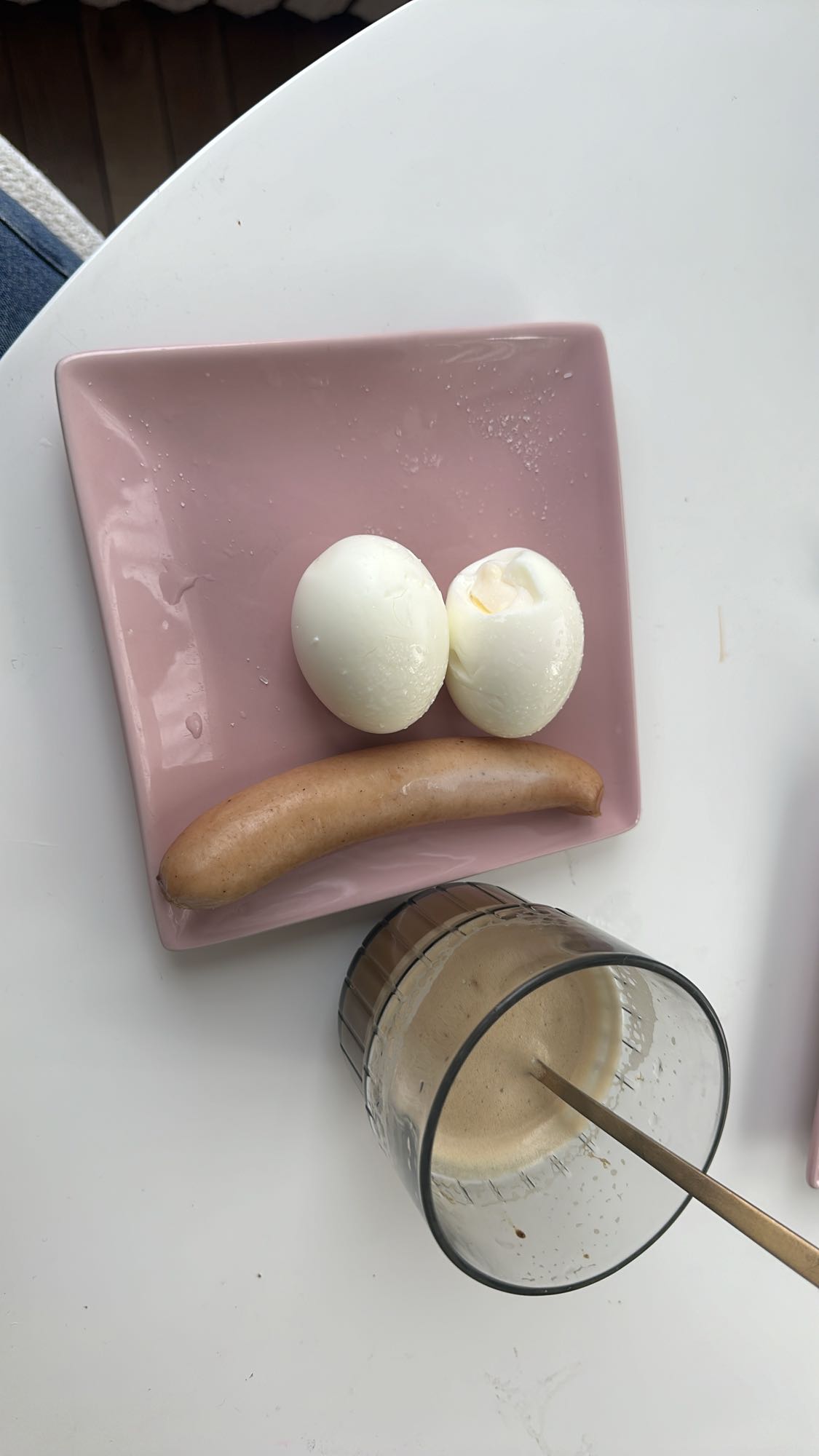 Mic dejun cu ouă și crenvurști