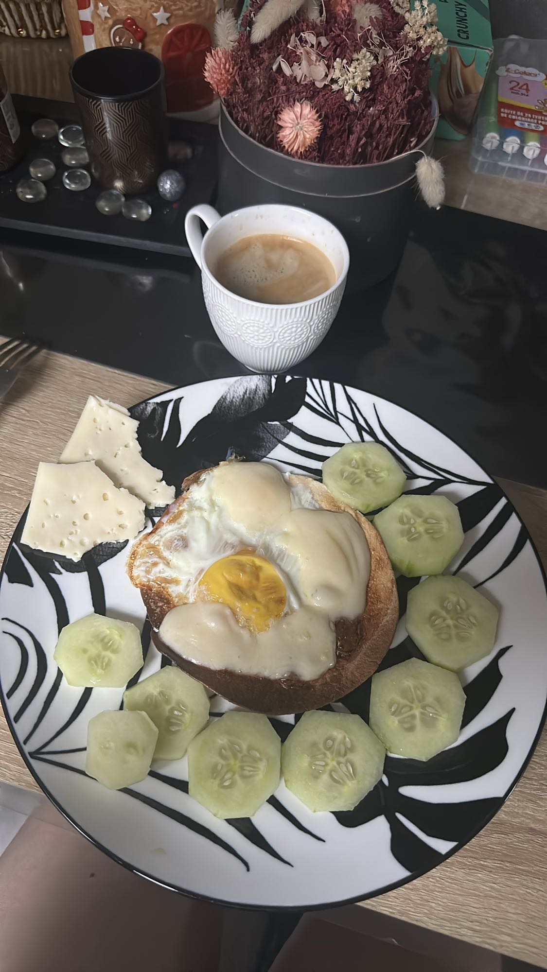 Mic dejun cu ou și brânză