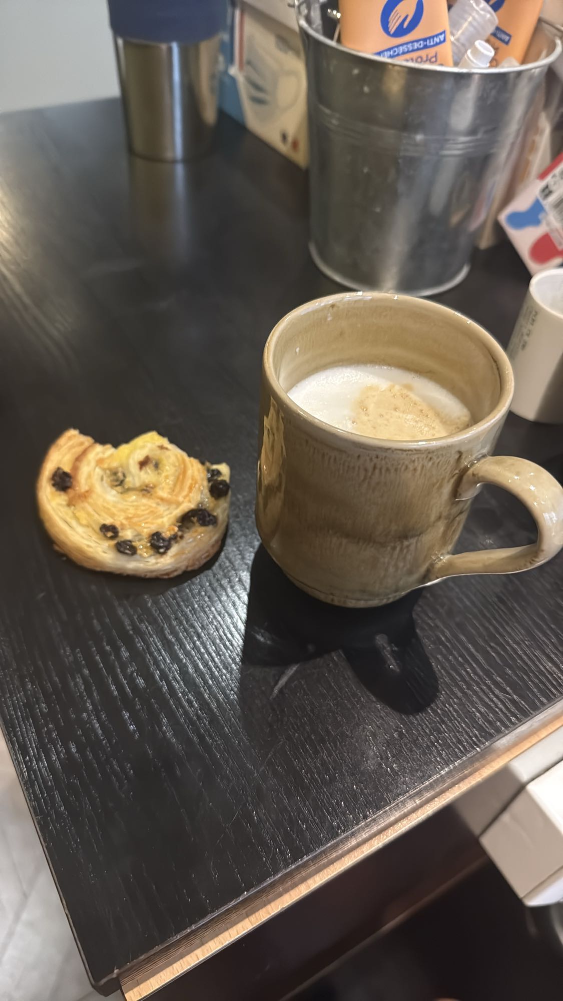 Café au lait et pain aux raisins