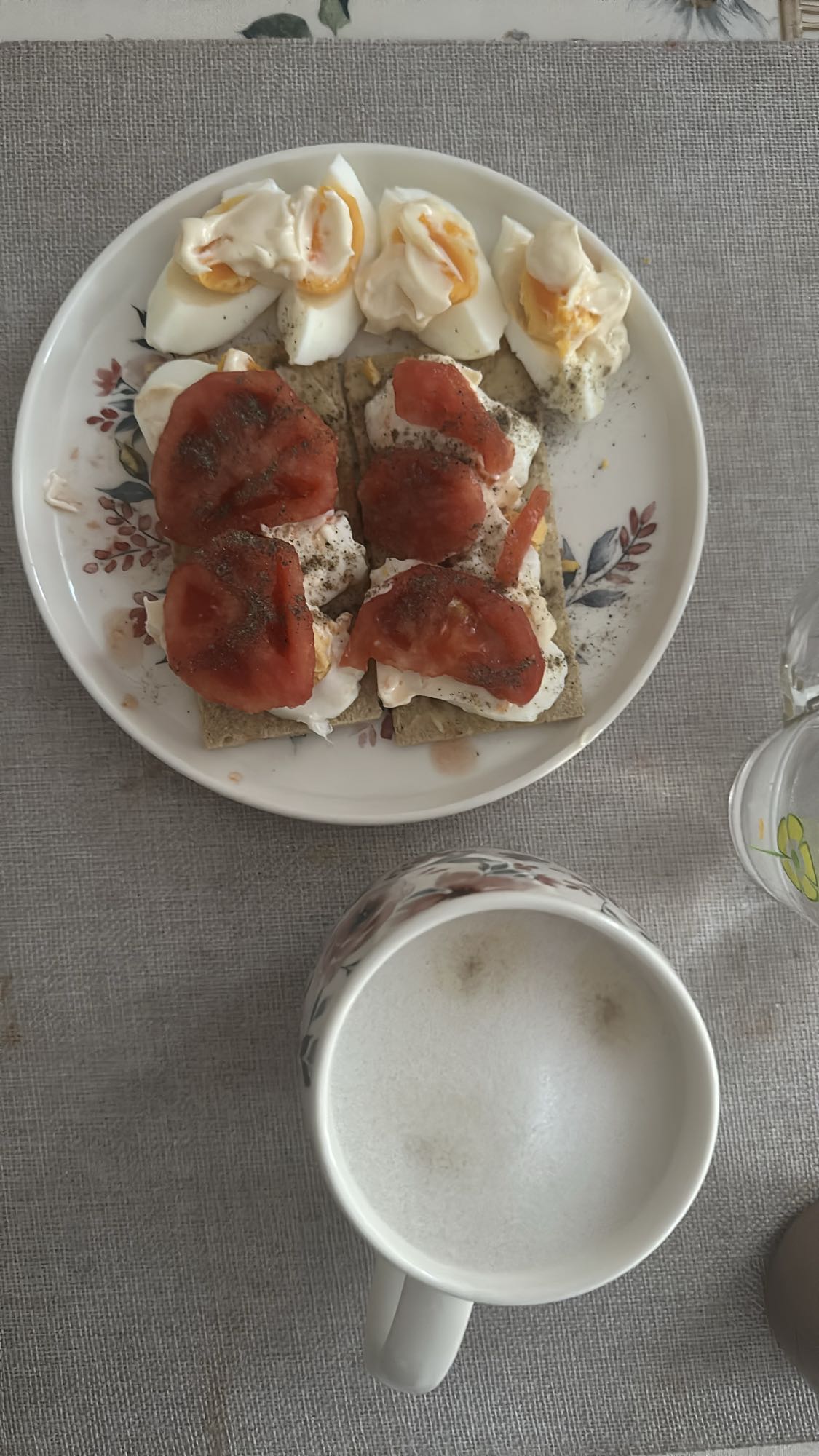 Jajka i chrupkie z pomidorem