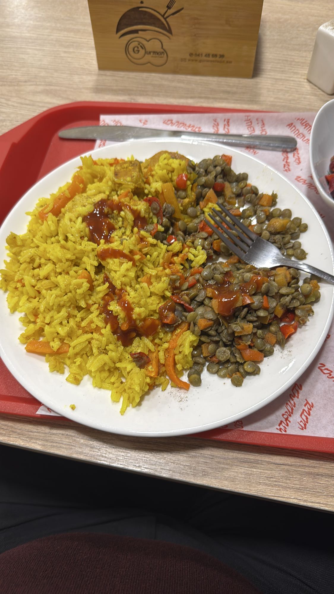 рис с чечевицей и соусом