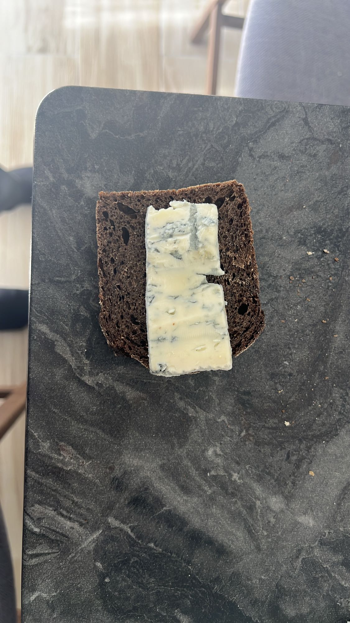 սև հաց կապույտ պանիրով