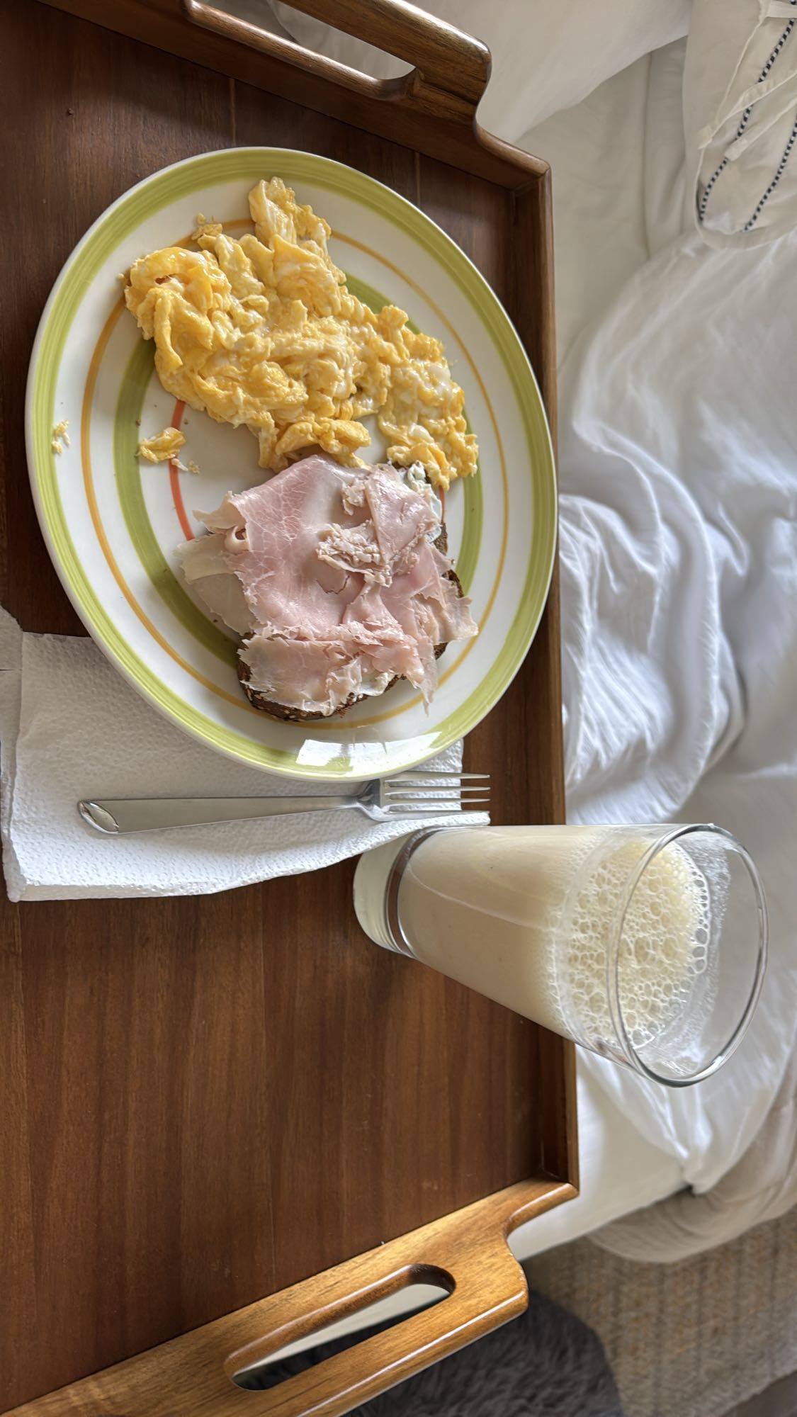 Desayuno con huevo y batido