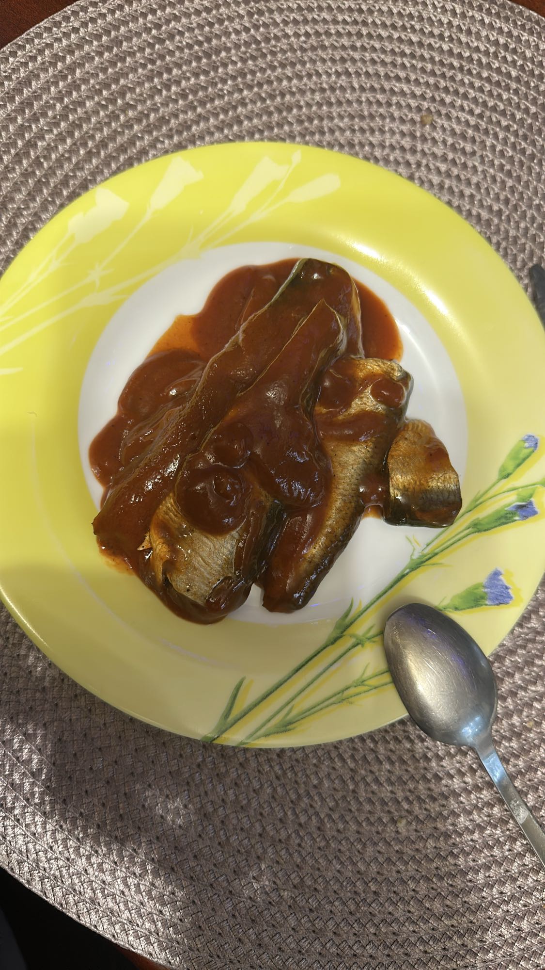 Sprotă în sos tomat