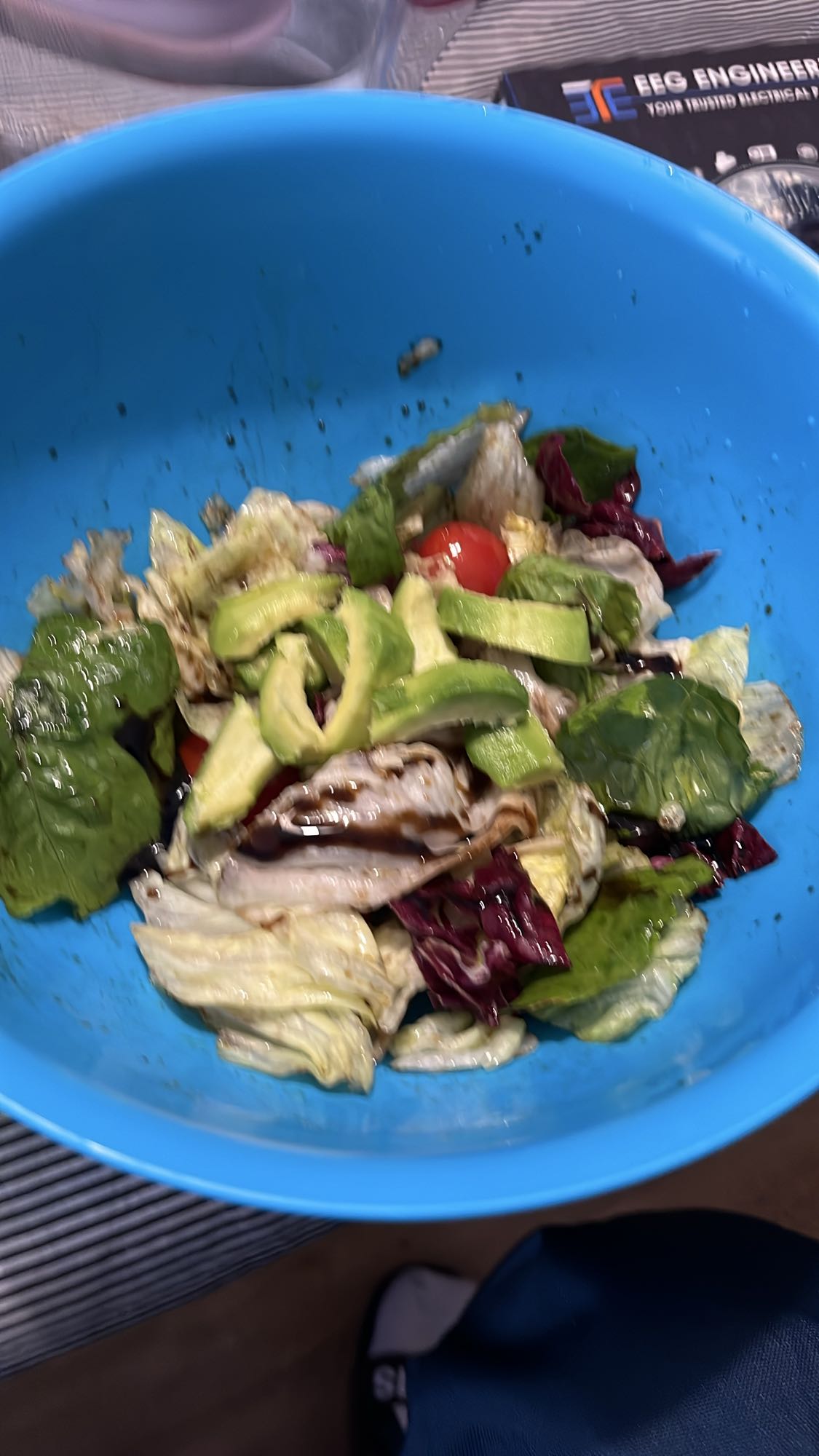 Салата с авокадо и зеленчуци