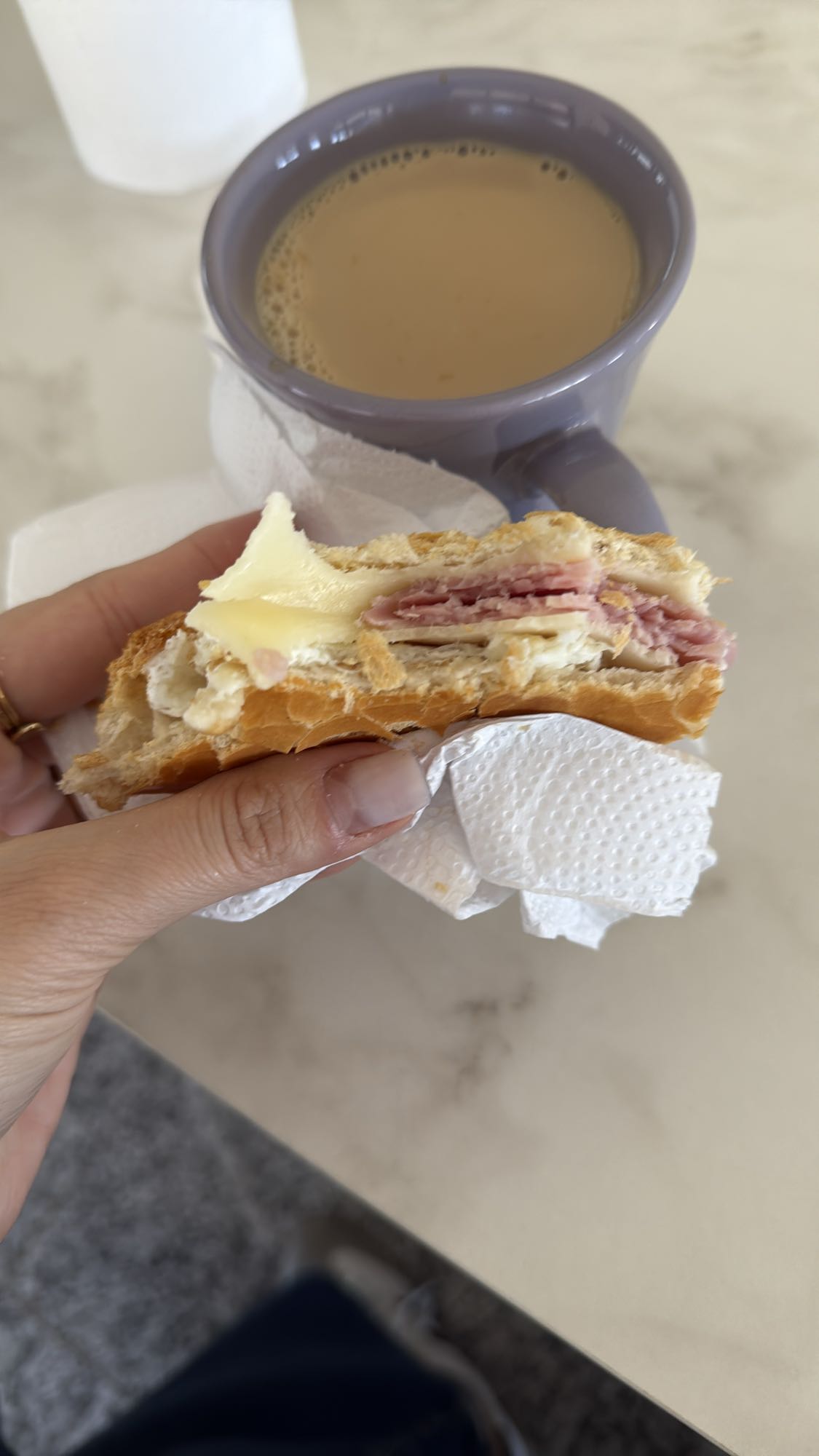Pão com presunto e café