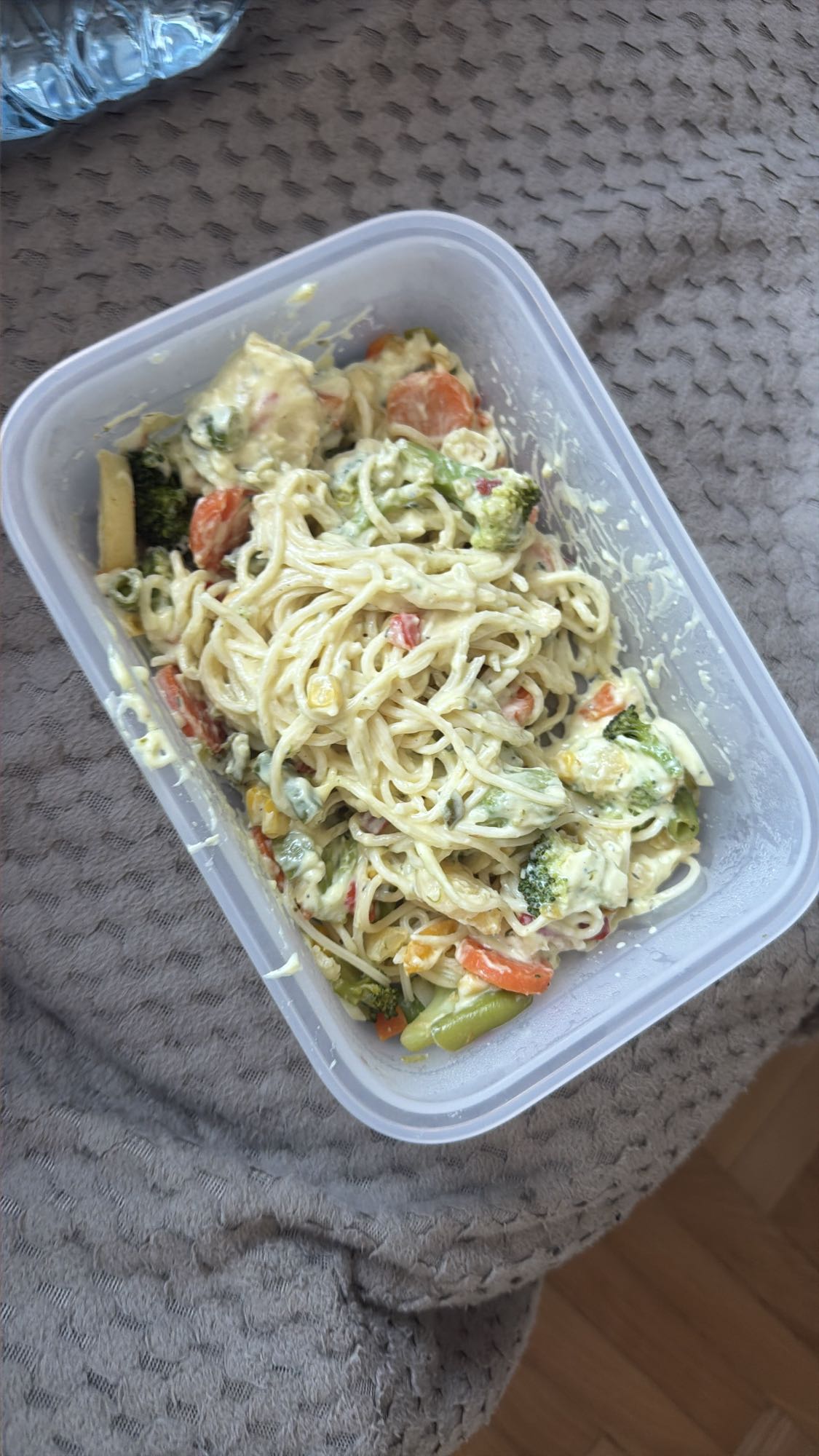 Makaron z warzywami i sosem